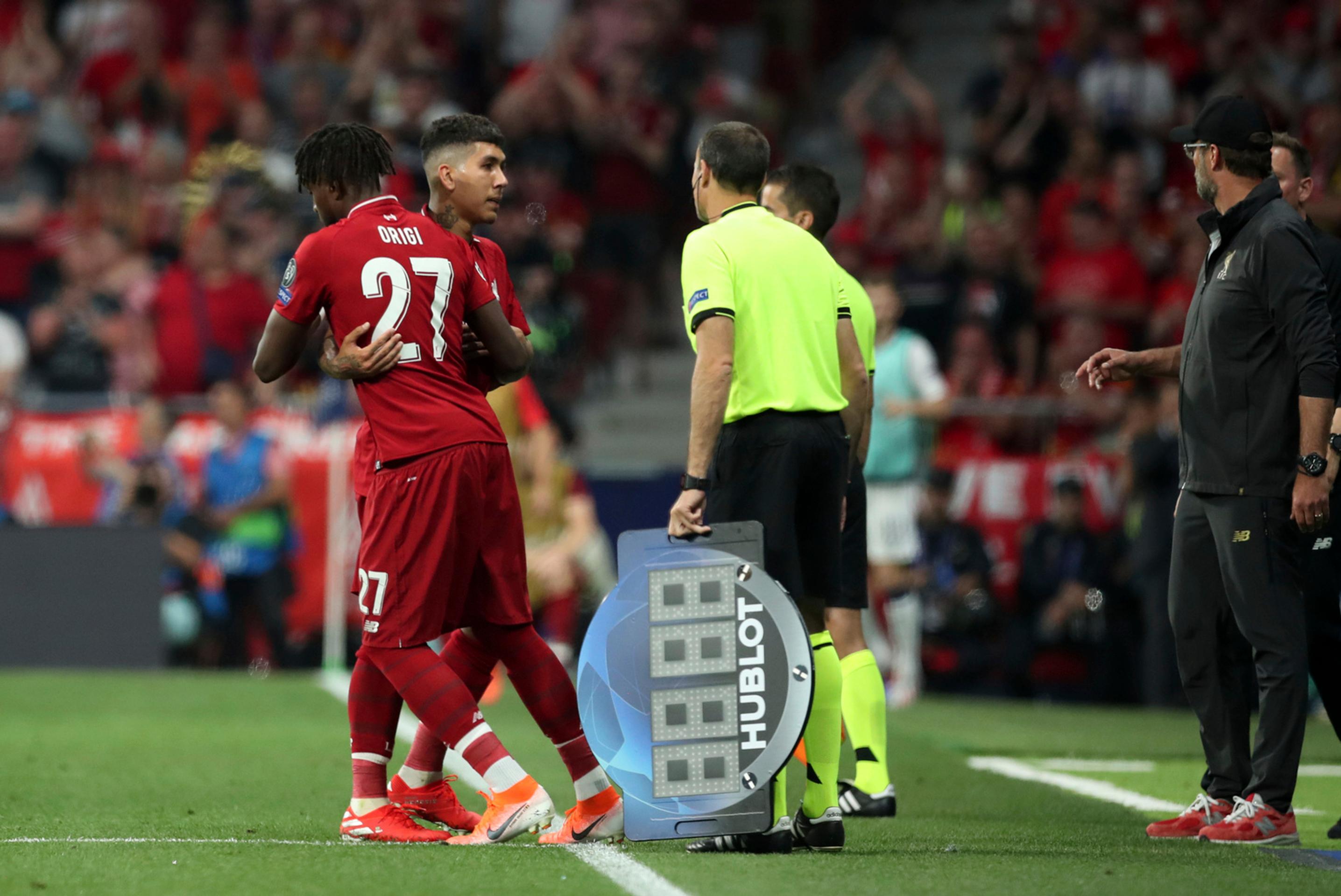 Kapitán Liverpoolu Jordan Henderson dvíha nad hlavu trofej pre víťaza LM po triumfe nad Tottenhamom.