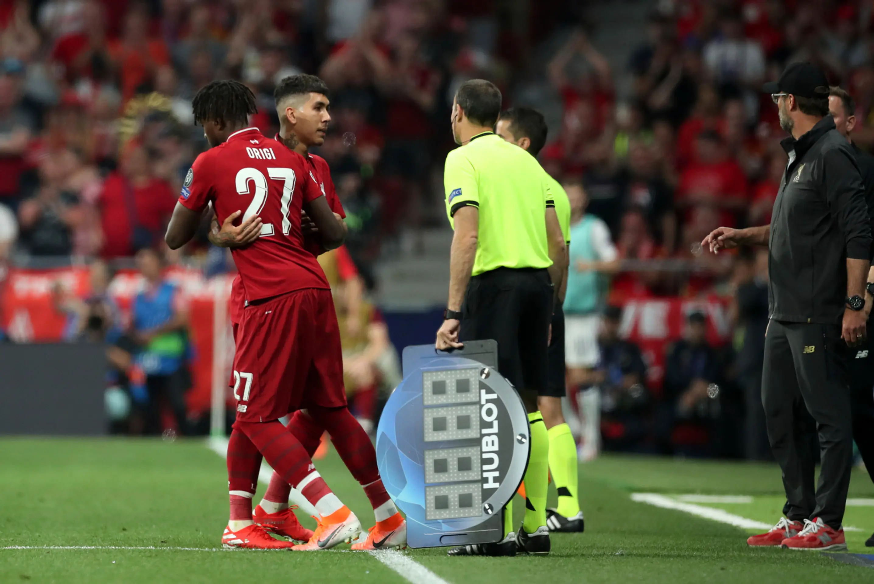 Kapitán Liverpoolu Jordan Henderson dvíha nad hlavu trofej pre víťaza LM po triumfe nad Tottenhamom.
