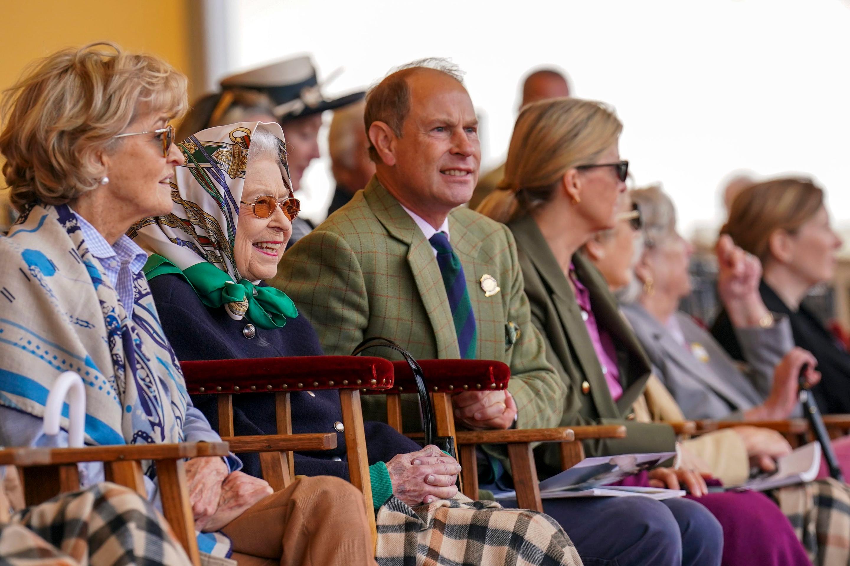 Alžbeta II v kráľovskej lóži