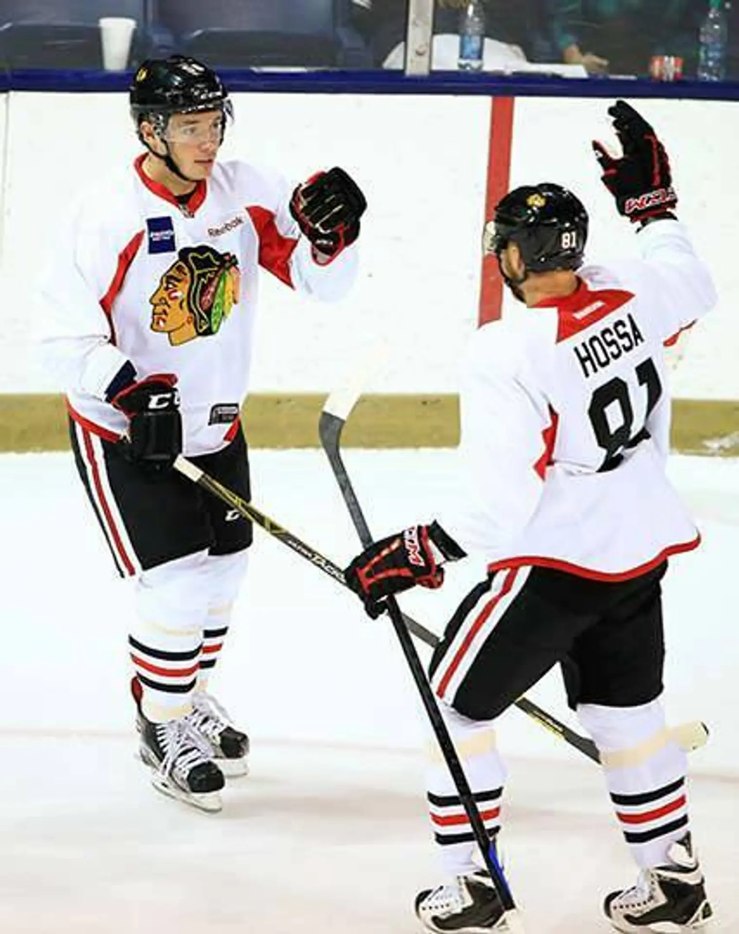 Radosť po góle Marka Daňa Mariána Hossu v kempe Chicago Blackhawks.