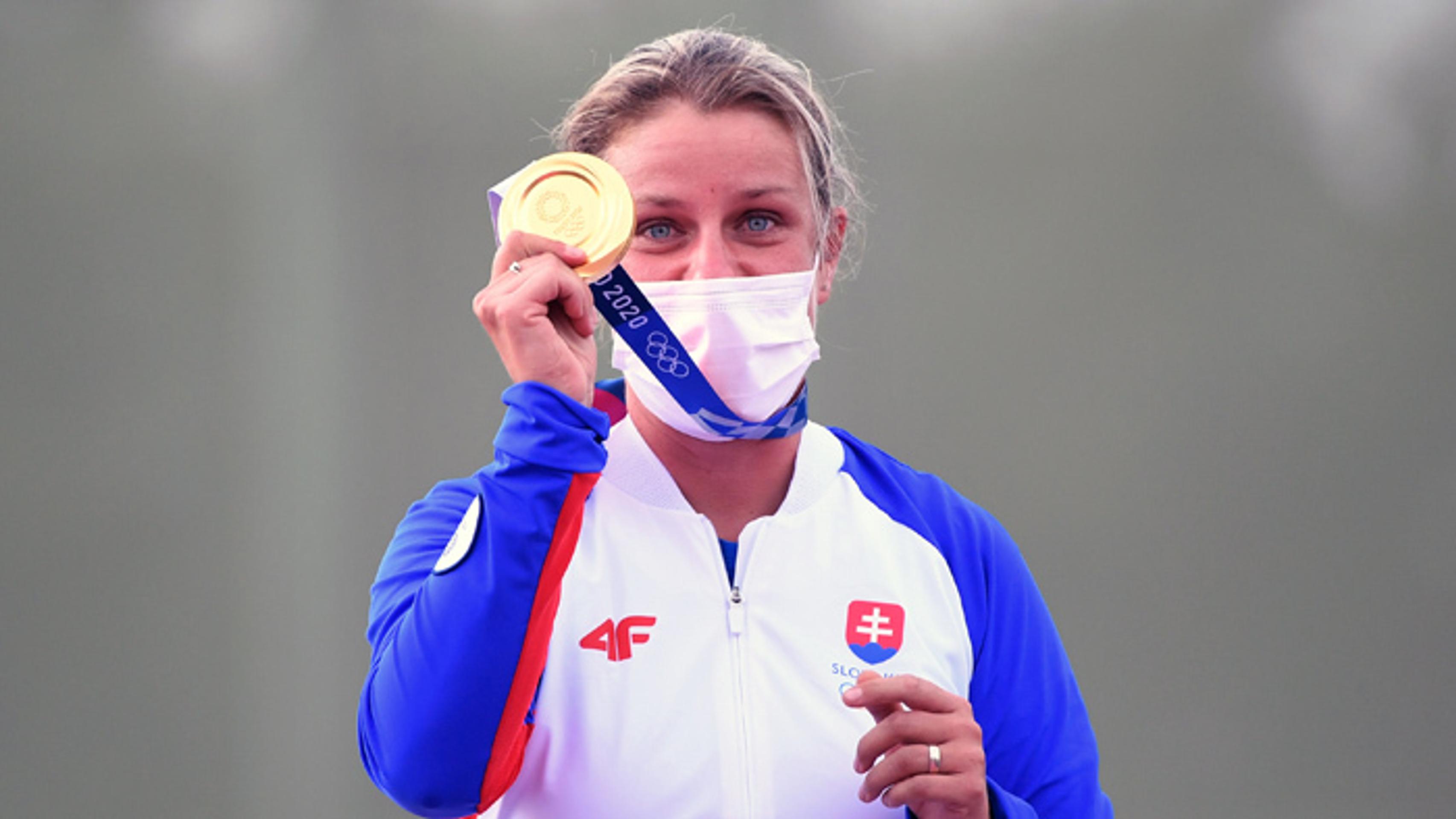 Zuzana Rehák Štefečeková so zlatou olympijskou medailou v trape.