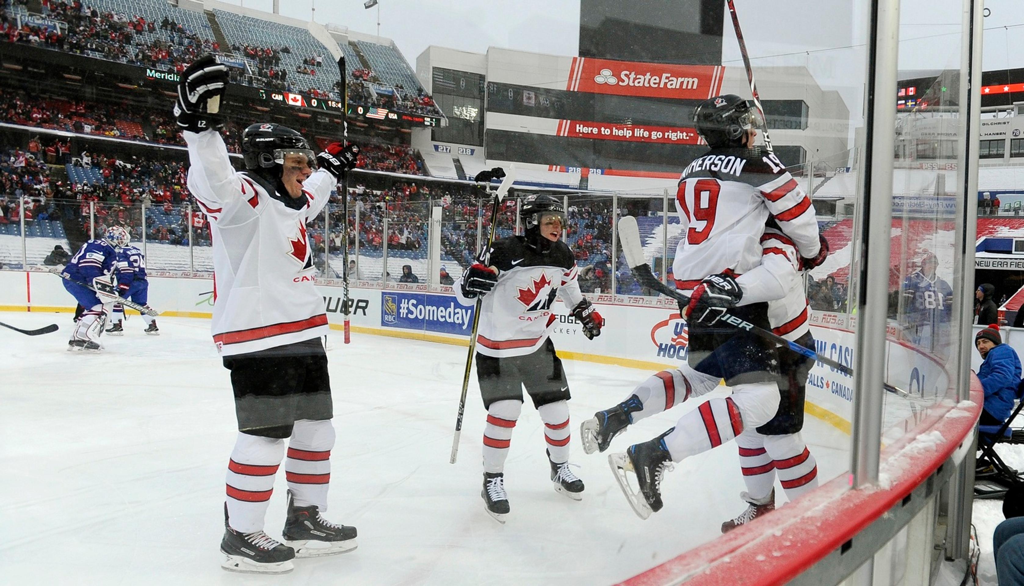 Dillon Dubé (v strede) z Kanady oslavuje gól v zápase MS 20 proti USA.