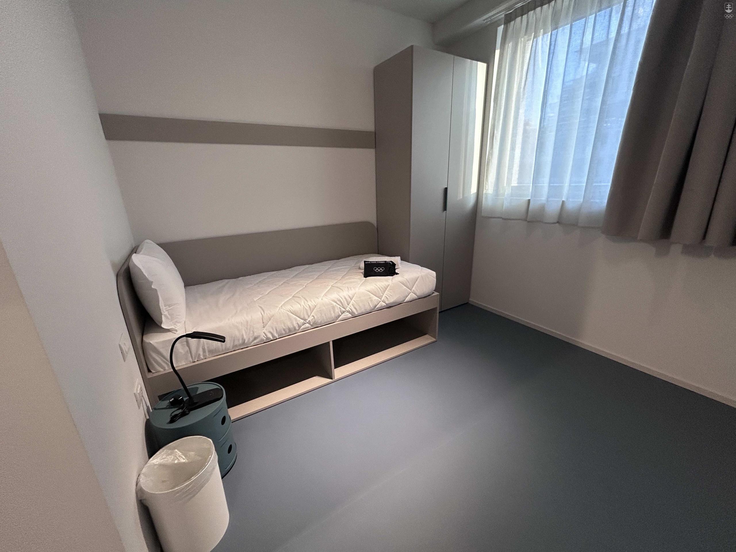 Jednoposteľová izba v Olympijskej dedine v Miláne.