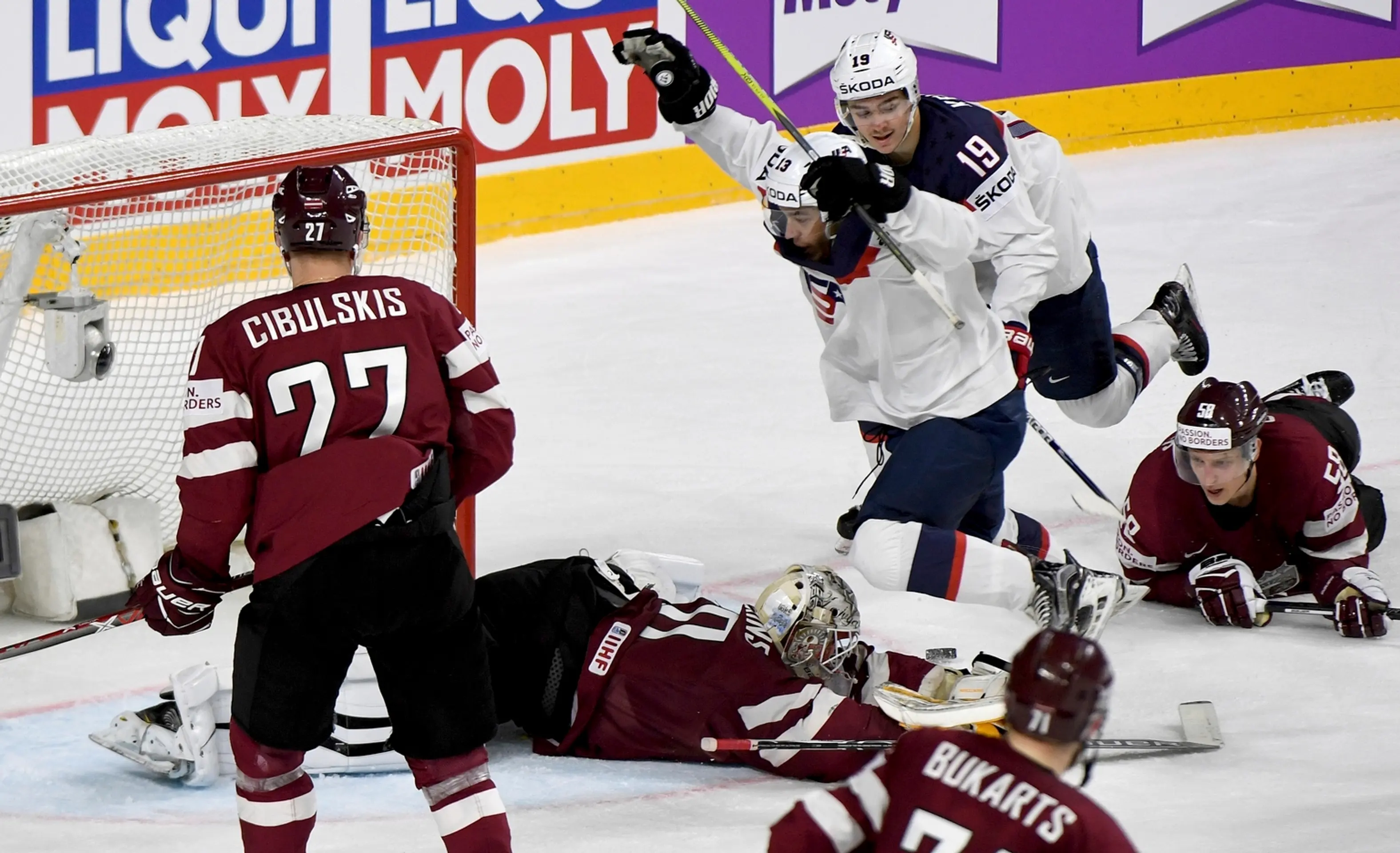 Johnny Gaudreau (s rukami hore) oslavuje gól USA v dueli MS 2017 proti Lotyšsku.