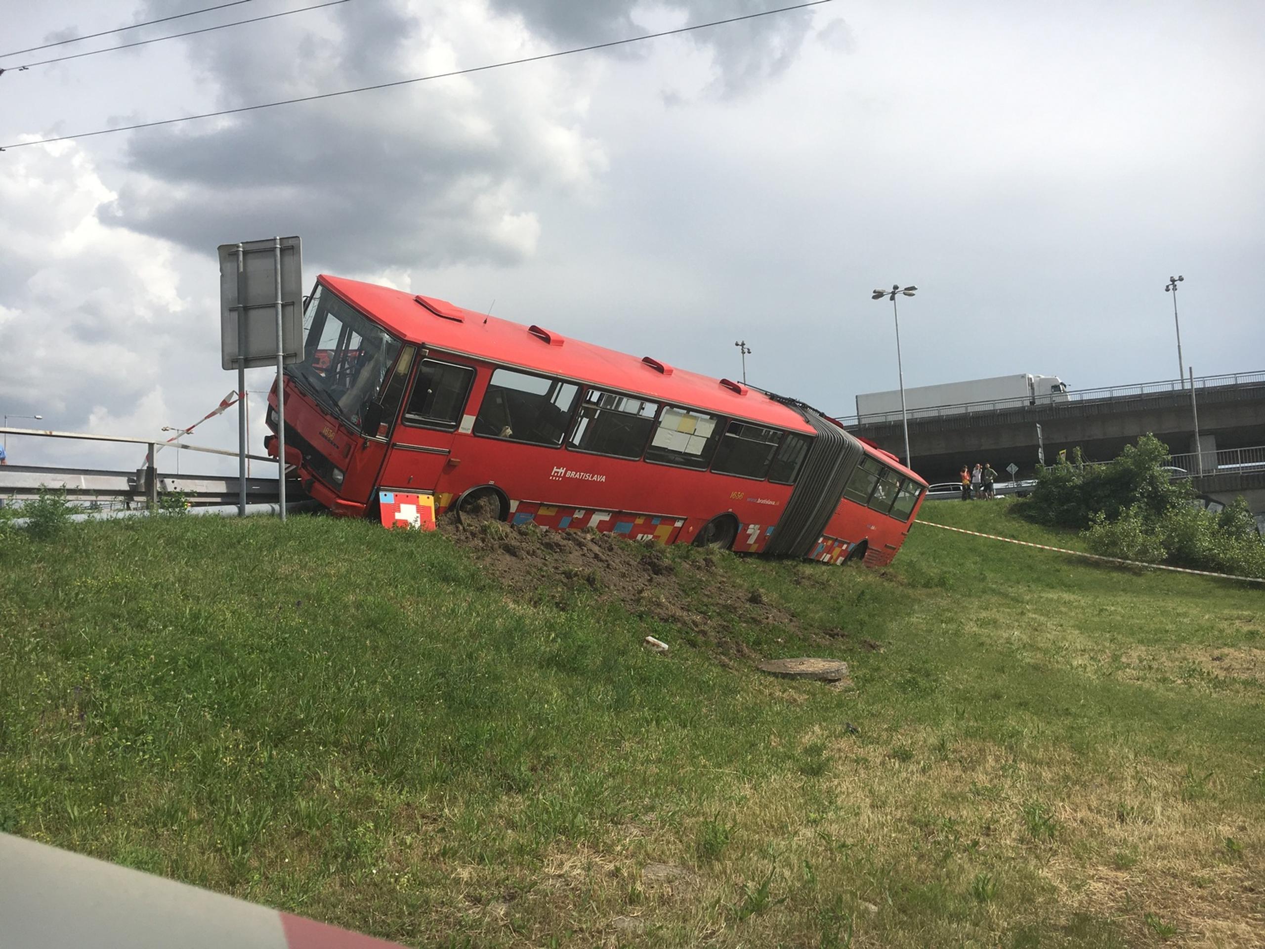 Nehoda autobusu v Bratislave.