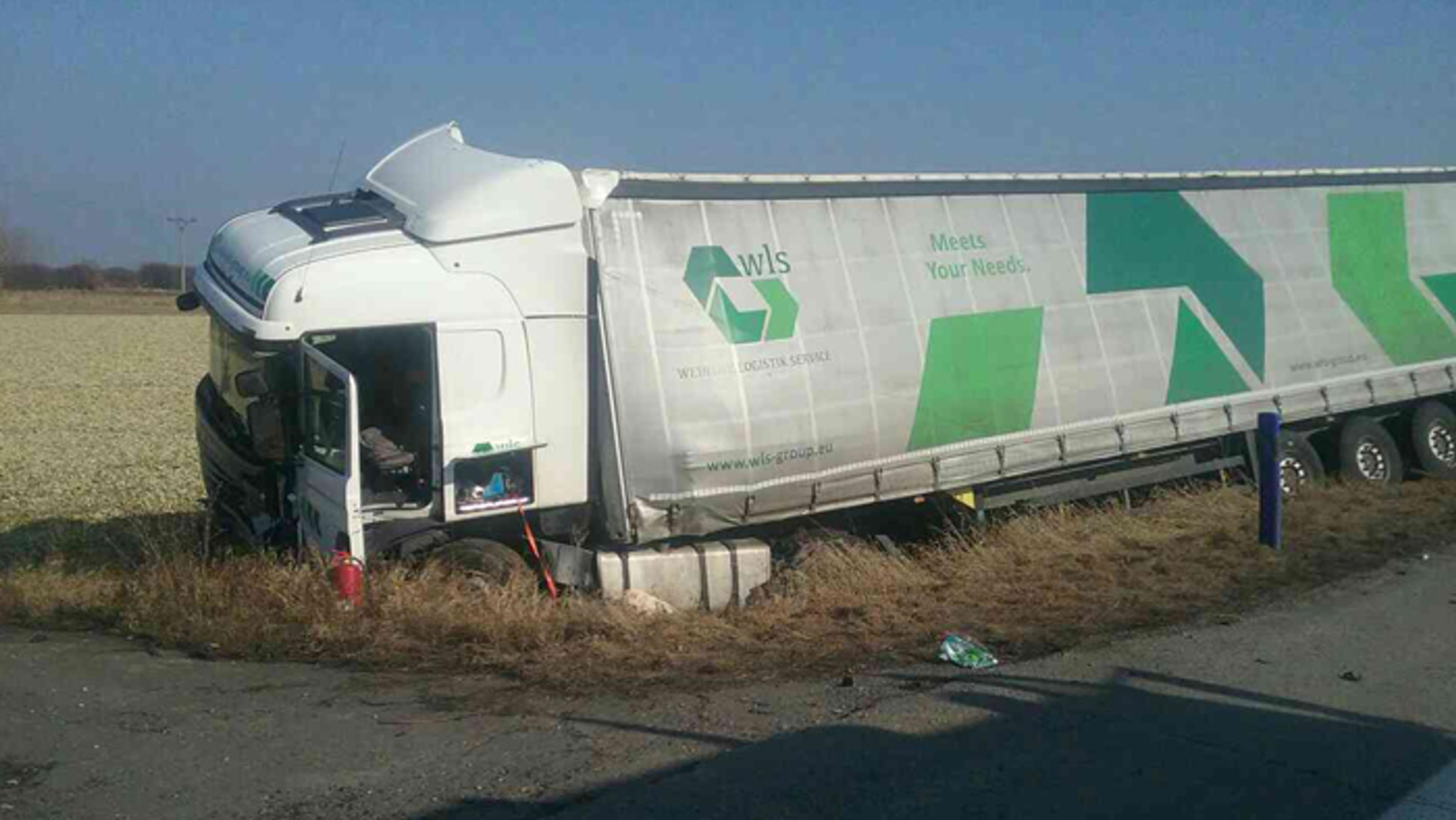 Kamión po nehode pri obci Kajal.