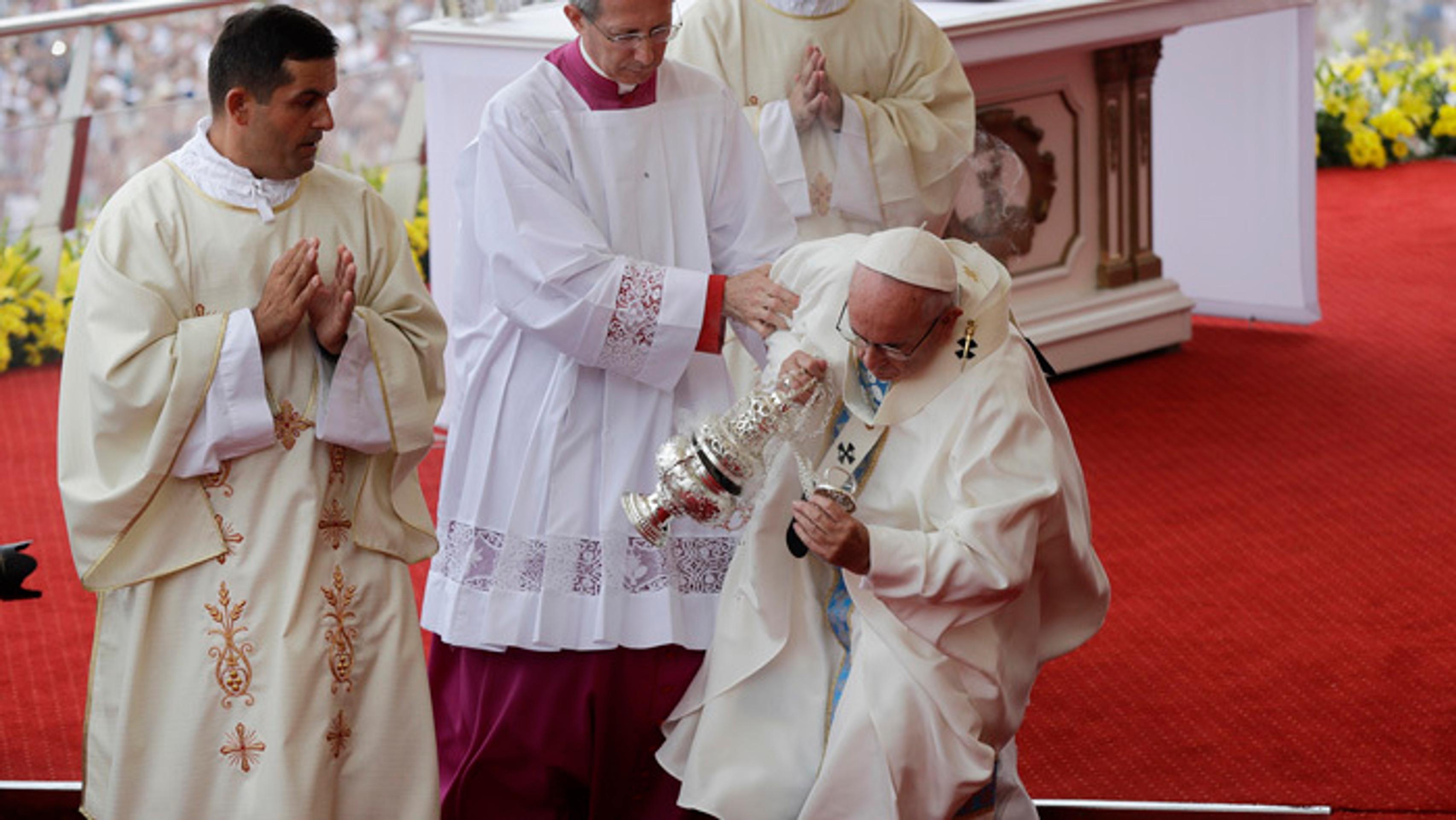 Pápež František sa pošmykol a spadol.