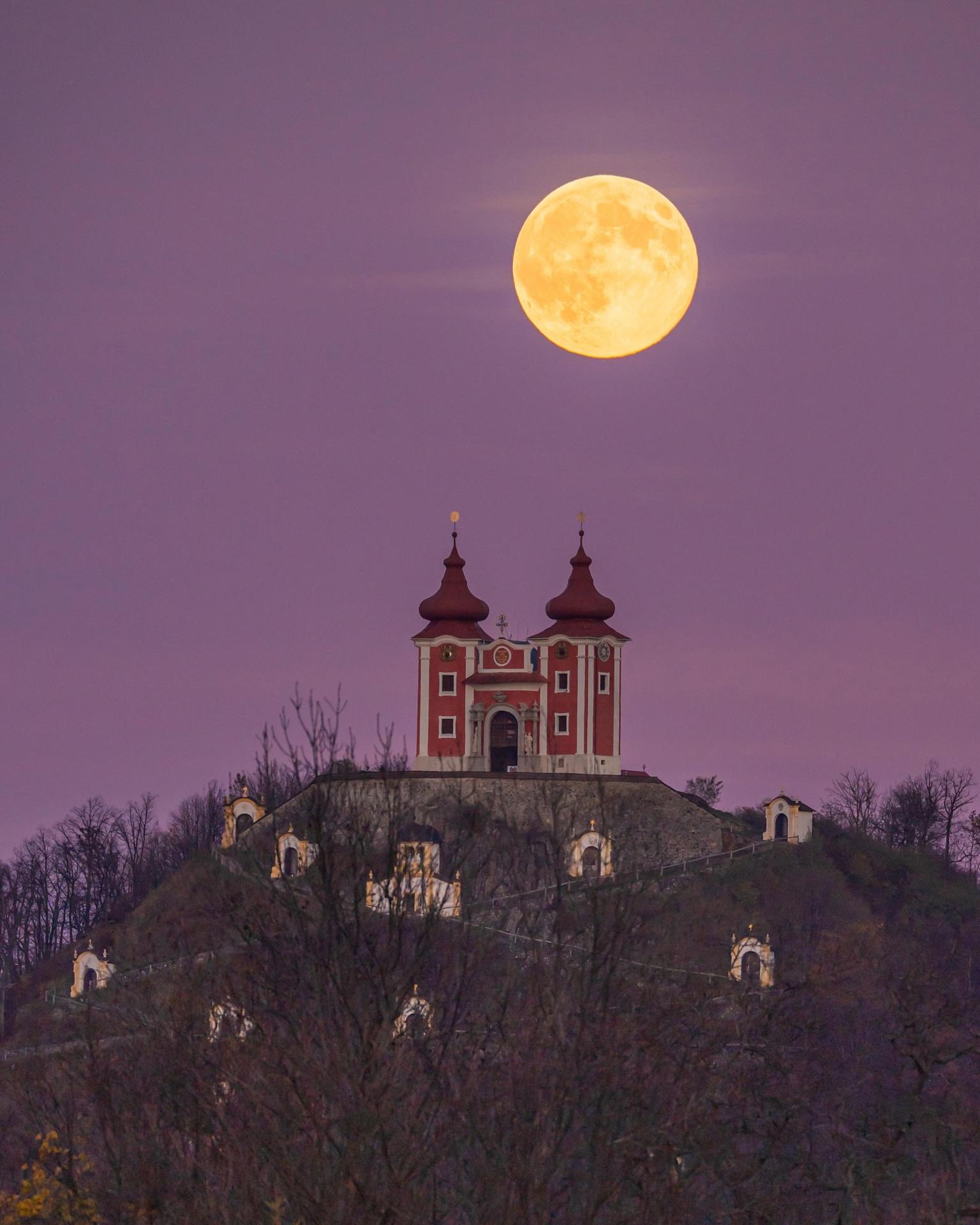 Novembrový spln nad Banskou Štiavnicou.
