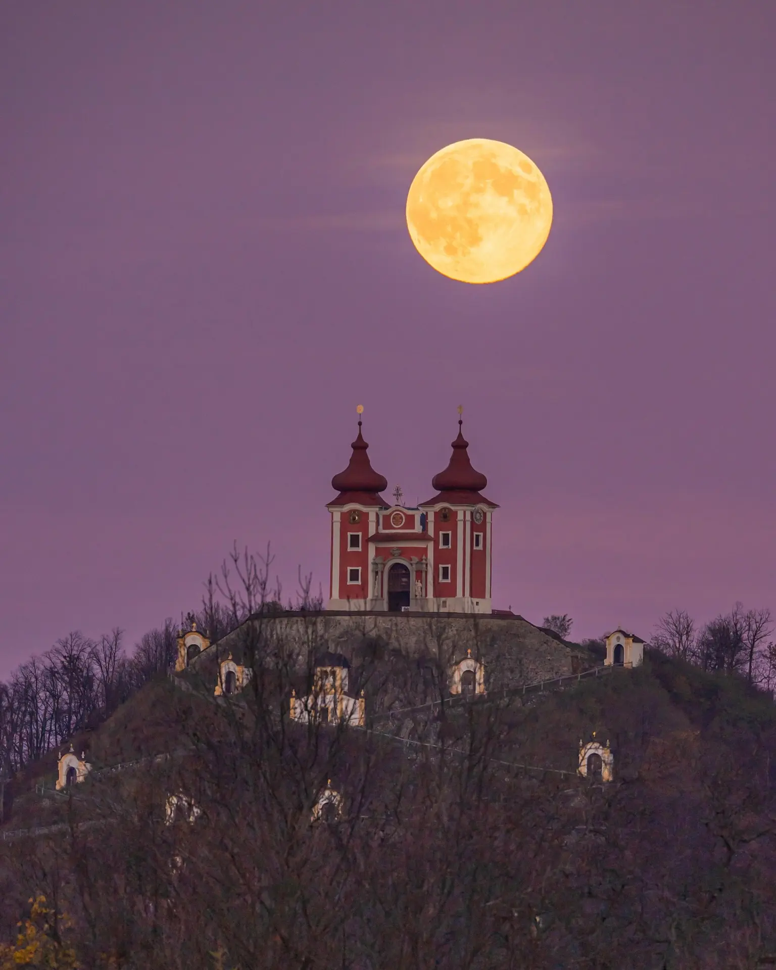 Novembrový spln nad Banskou Štiavnicou.