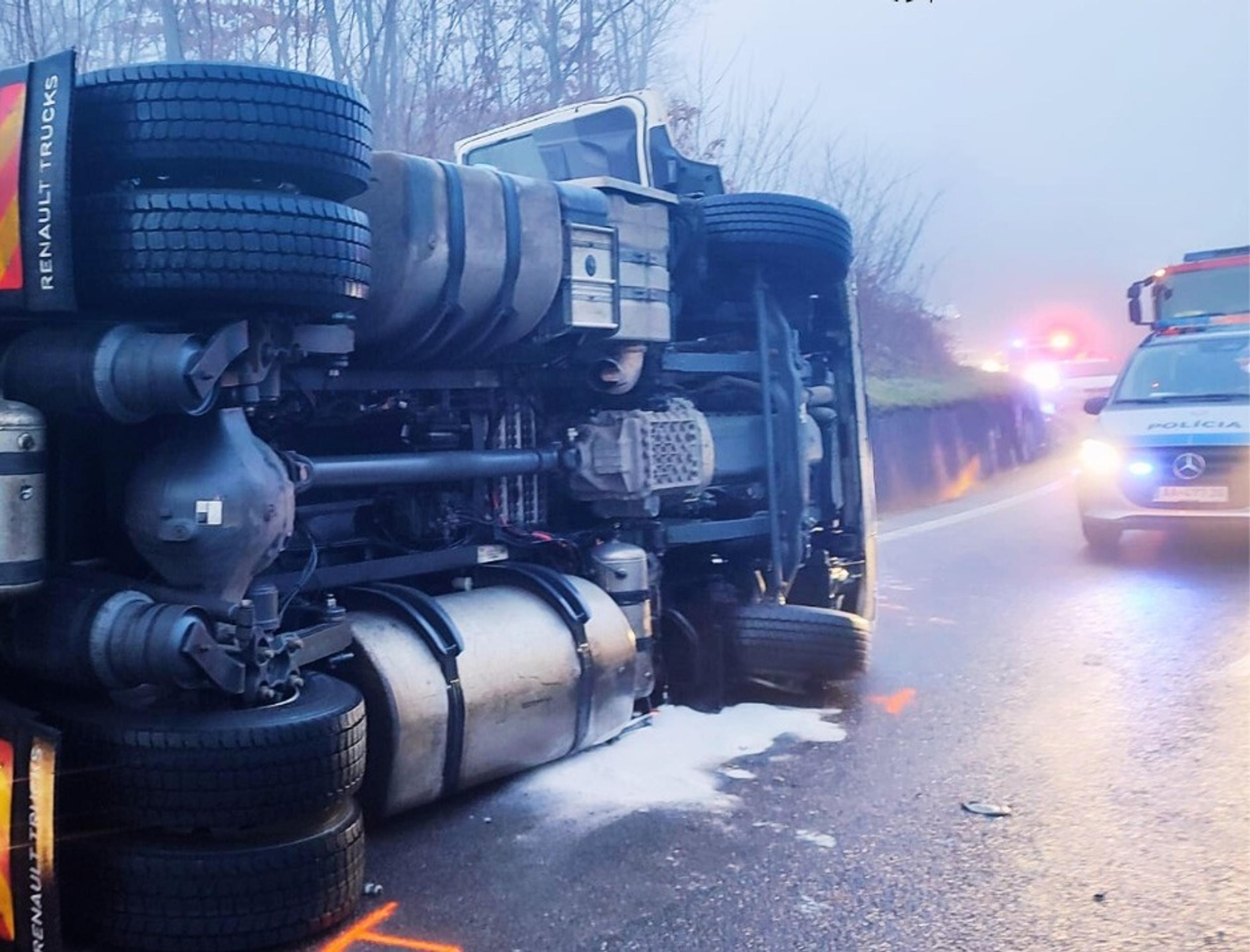 Prevrátený kamión.