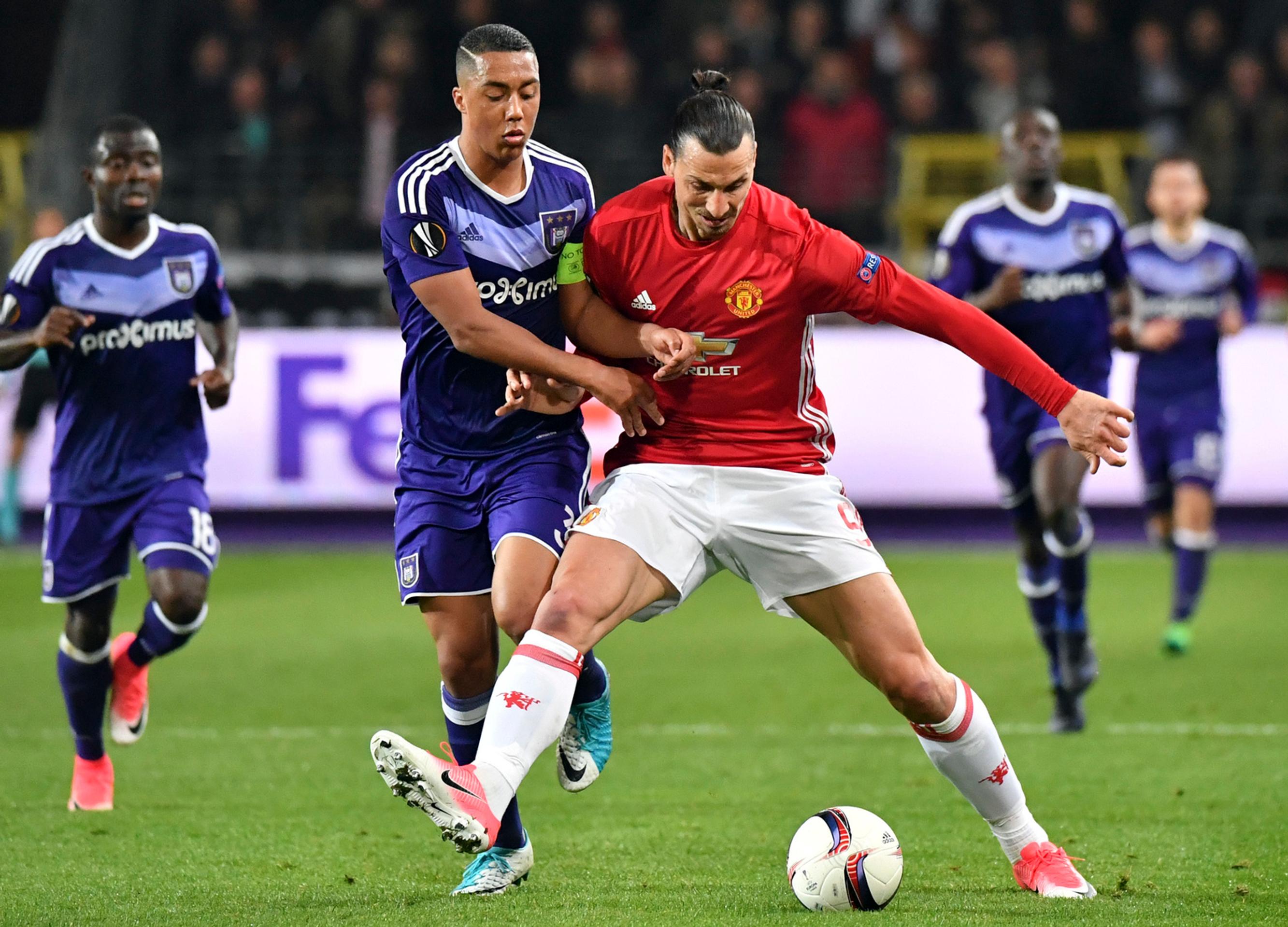 Kapitán Anderlechtu Youri Tielemans (vľavo) v konfrontácii vo štvrťfinále EL proti ManUtd so Zlatanom Ibrahimovičom.
