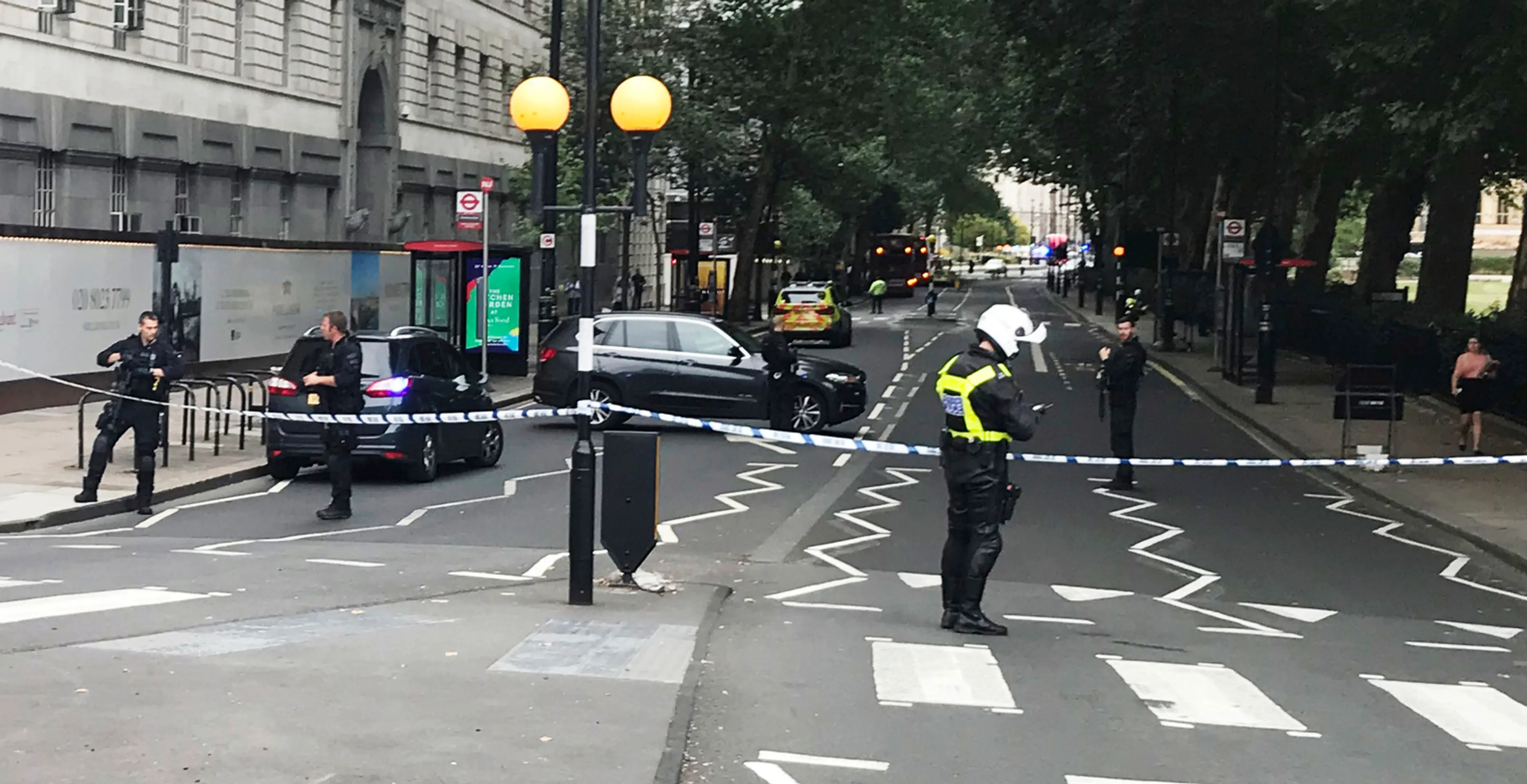 Polícia hliadkuje neďaleko britského parlamentu..jpg