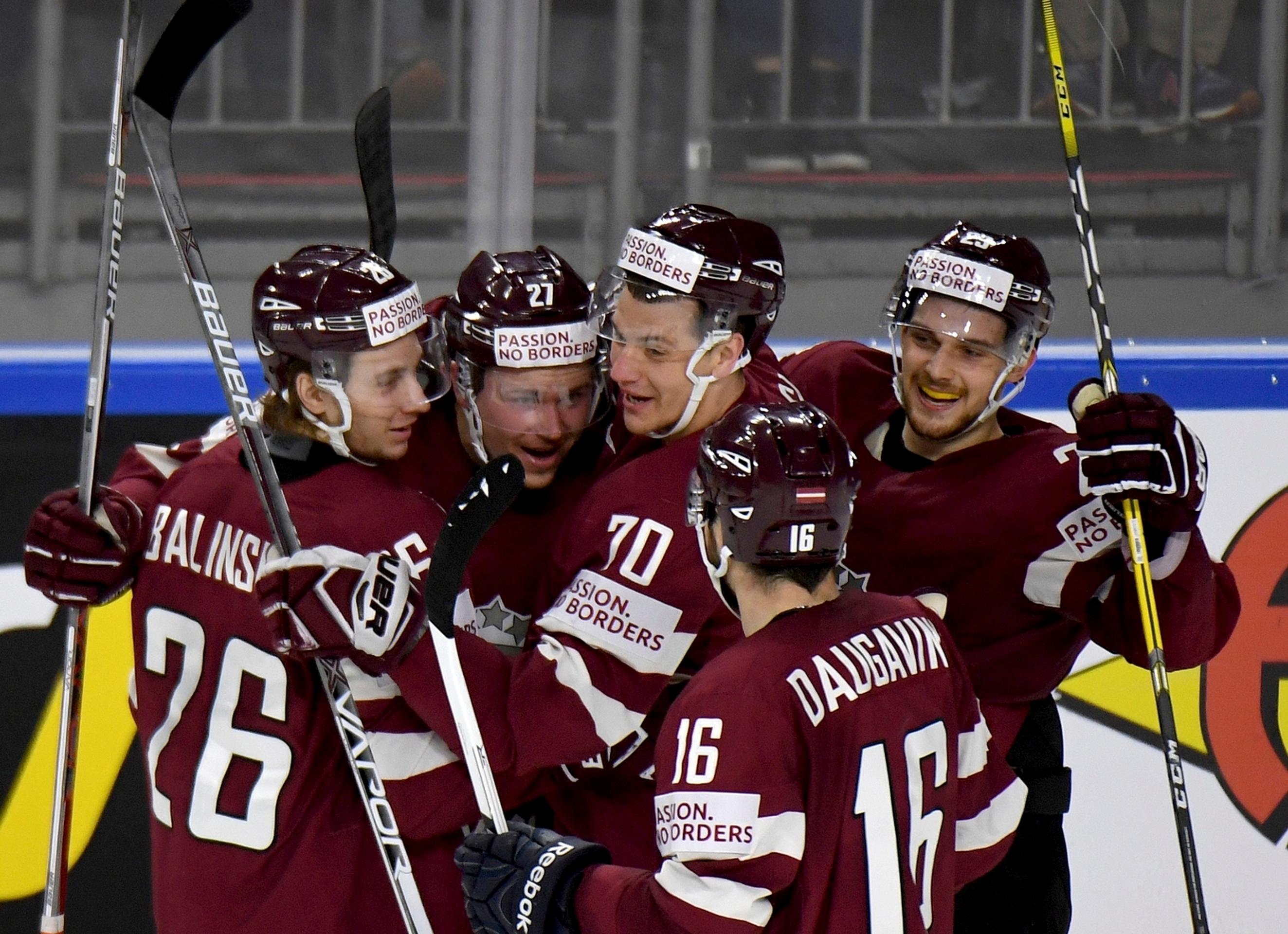 Radosť hráčov Lotyšska po góle v sieti USA v zápase MS 2017.