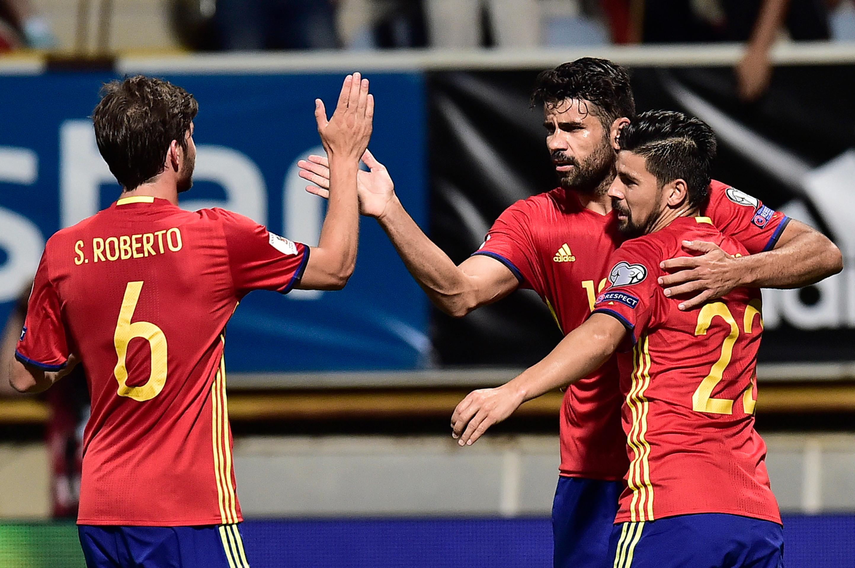 Španielska radosť v zostave zľava Sergi Roberto, Diego Costa Nolito v kvalifikačnom dueli proti Lichtenštajnsku.