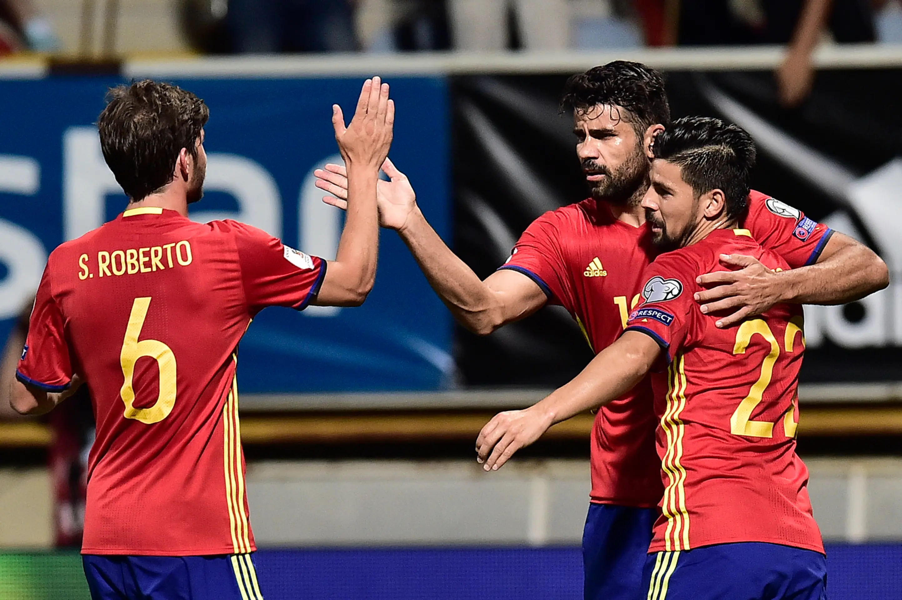 Španielska radosť v zostave zľava Sergi Roberto, Diego Costa Nolito v kvalifikačnom dueli proti Lichtenštajnsku.
