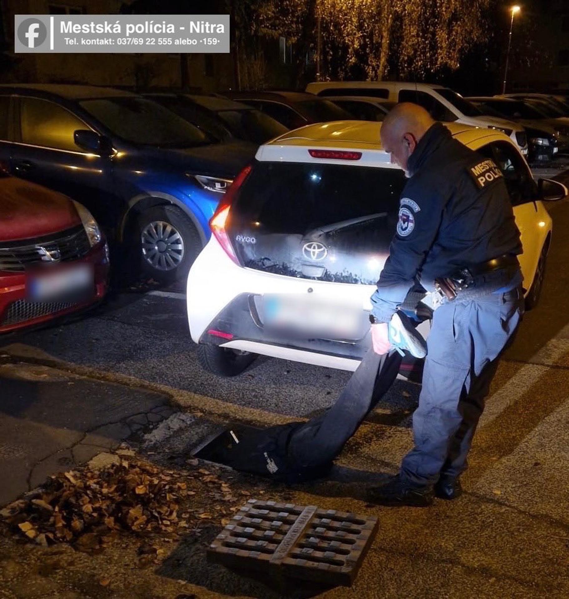 Kuriérovi spadli kľúče do kanála