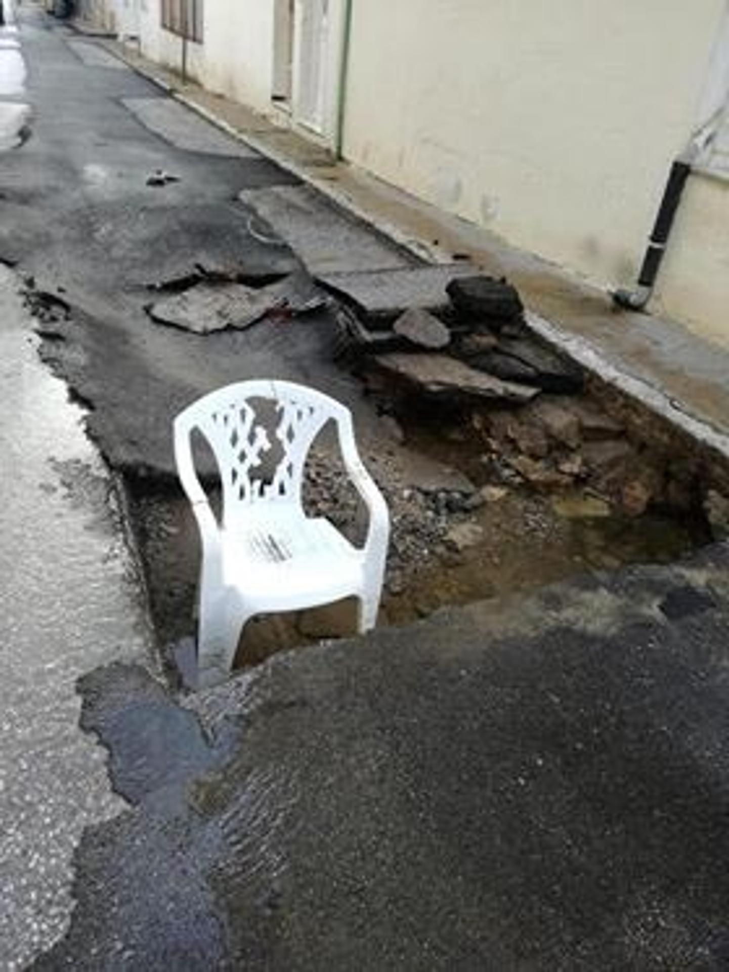 Zničené ulice po záplavách v Grécku.