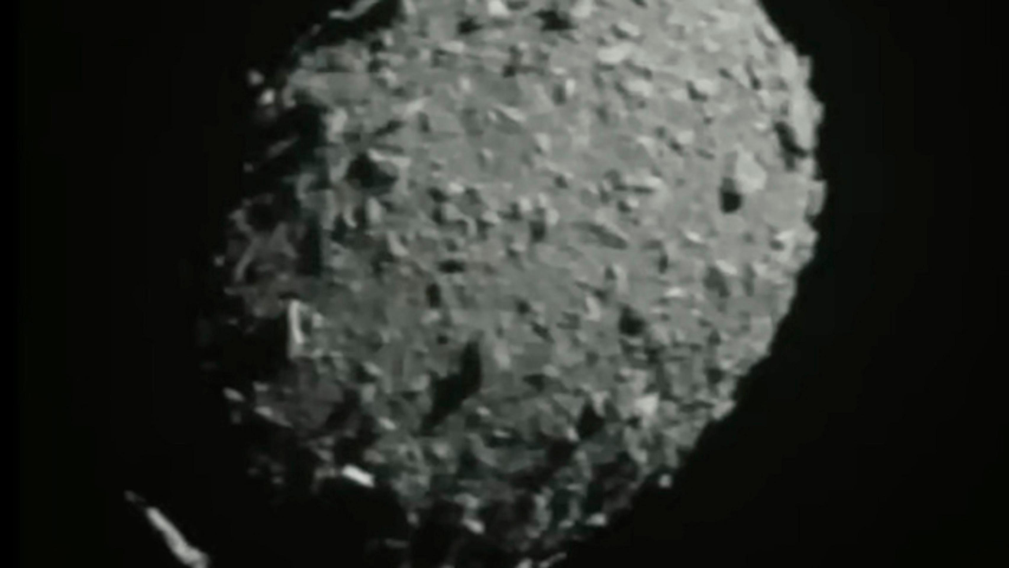 Sonda NASA sa v rámci testovacej misie úspešne zrazila s asteroidom.