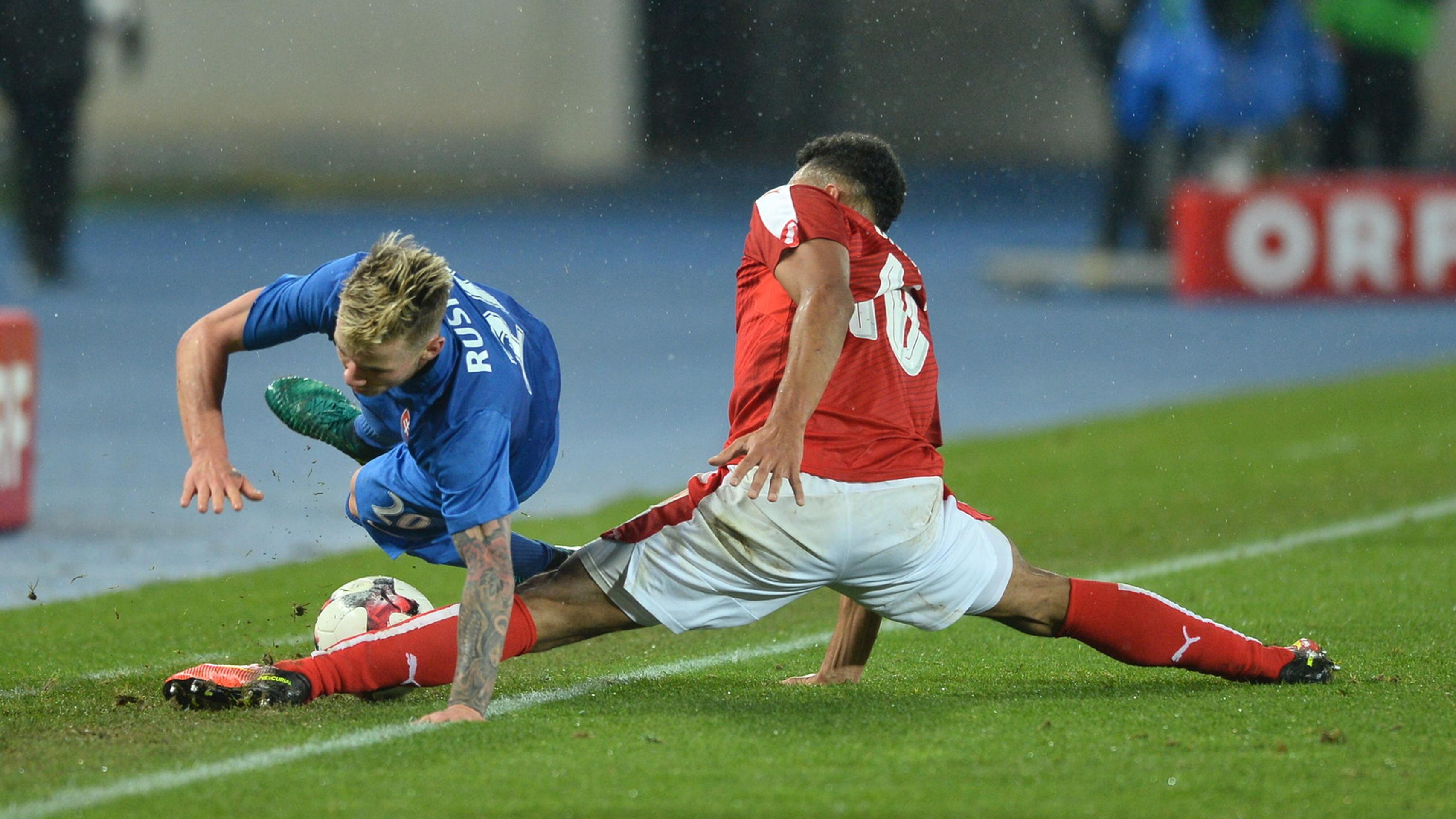 V drsnom zábere debutant v seniorskej výbere SR Albert Rusnák (vľavo) proti Rakúšanovi Karimovi Onisiwovi počas prípravy.