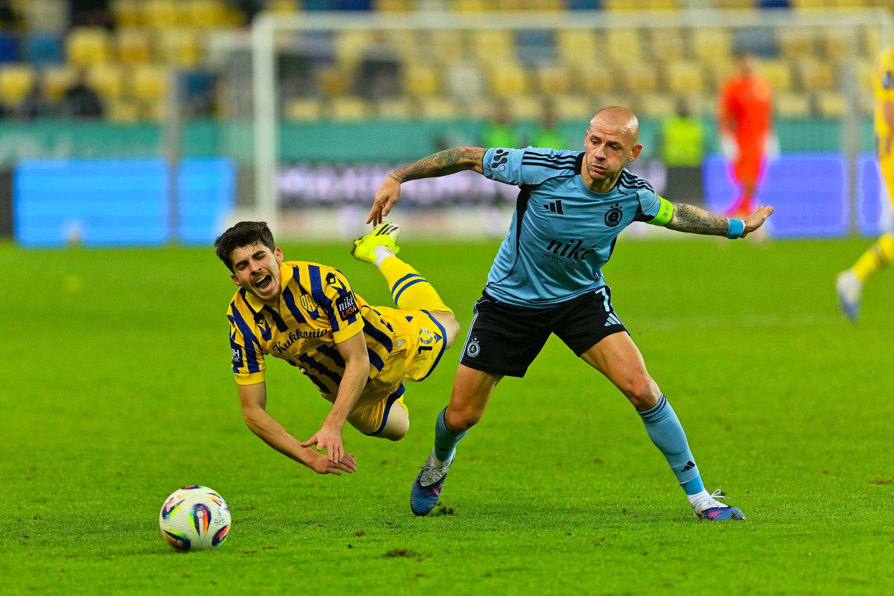 Futbalista DAC-u Ammar Ramadan (vľavo) a kapitán Slovana Vladimír Weiss ml. bojujú o loptu v 19. kole Niké ligy.