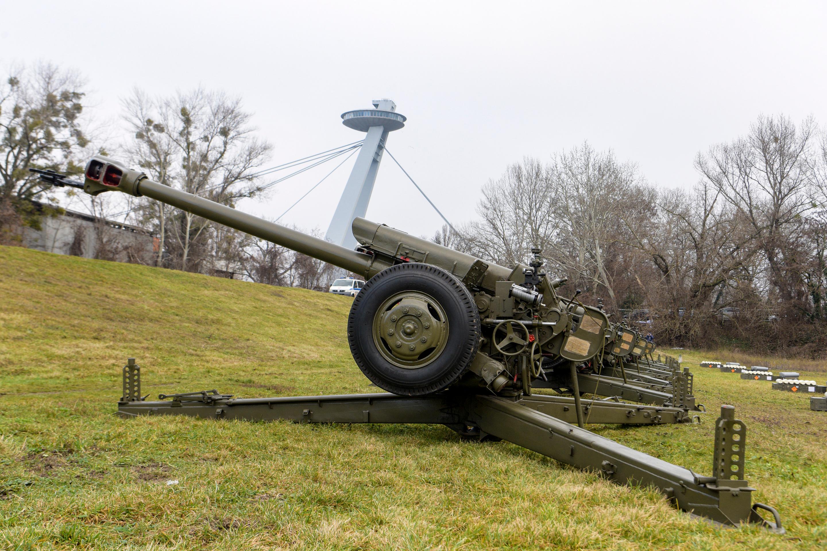 O salvy sa postarali delostrelci 21. samohybného delostreleckého oddielu generálmajora Alexandra Kordu z Michaloviec, s použitím ťahaných húfnic 122 mm HD-30.