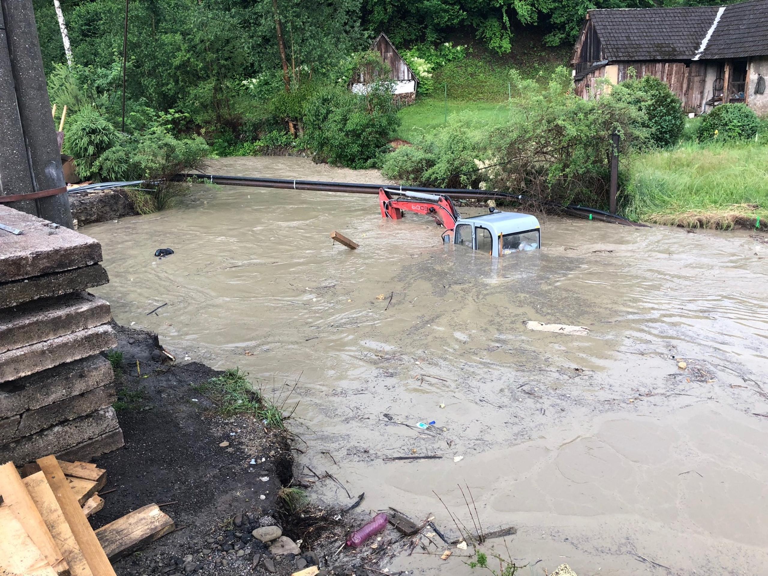 V Kysuckom Lieskovci voda strhla most.
