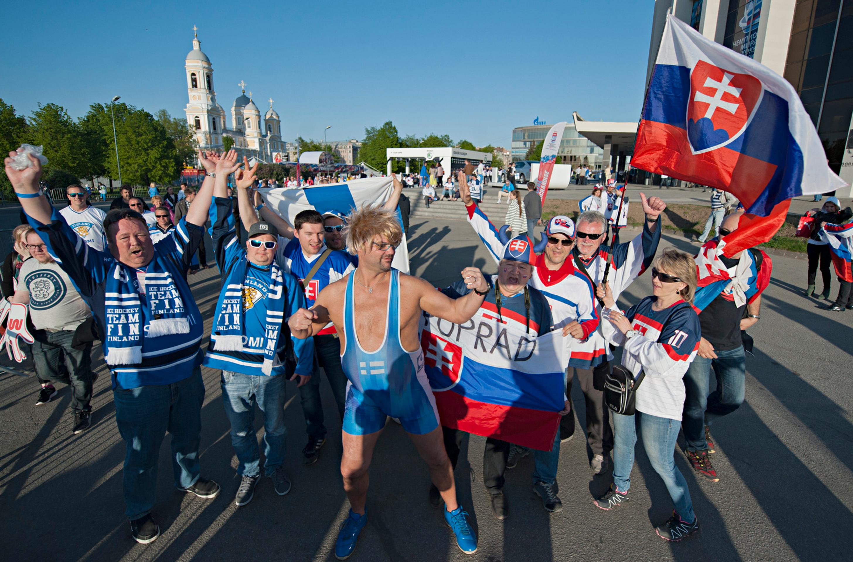 Slovenskí a fínski fanúšikovia pred vzájomným zápasom B-skupiny na MS 2016 v Rusku.