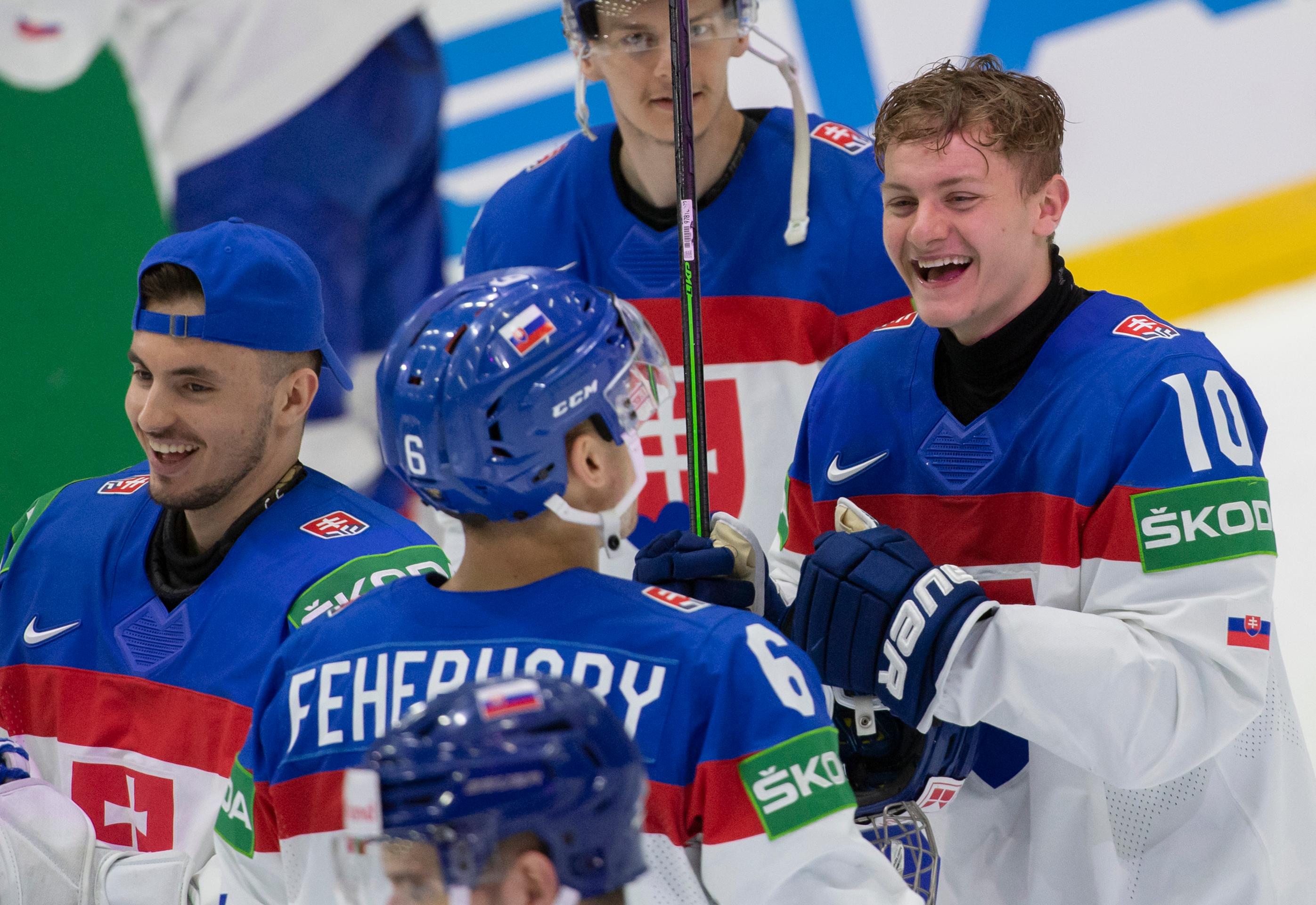 Radosť slovenských hokejistov po výhre nad Talianskom.