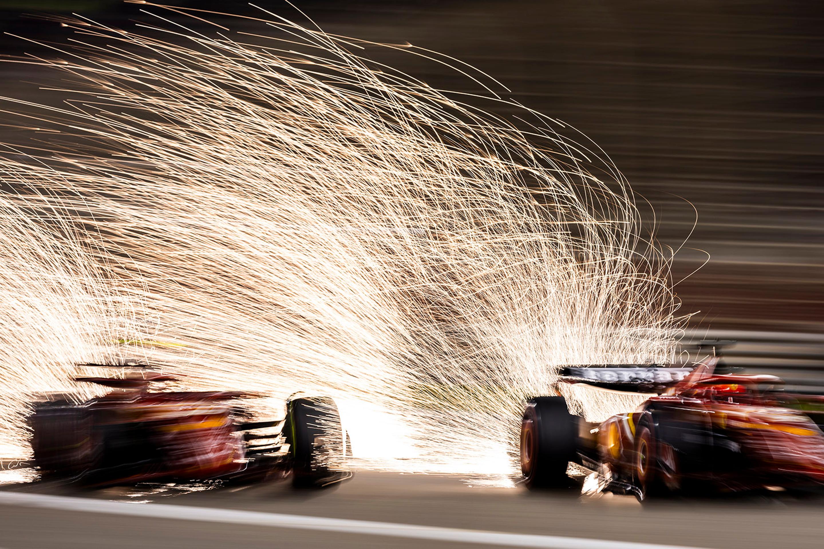 Ferrari duo Leclerc-Sainz počas VC Bahrajnu. Nerovnosť na konci štartovej rovinky spôsobuje veľké iskrenie spod áut a nočné preteky ich vizuálny efekt ešte násobia.