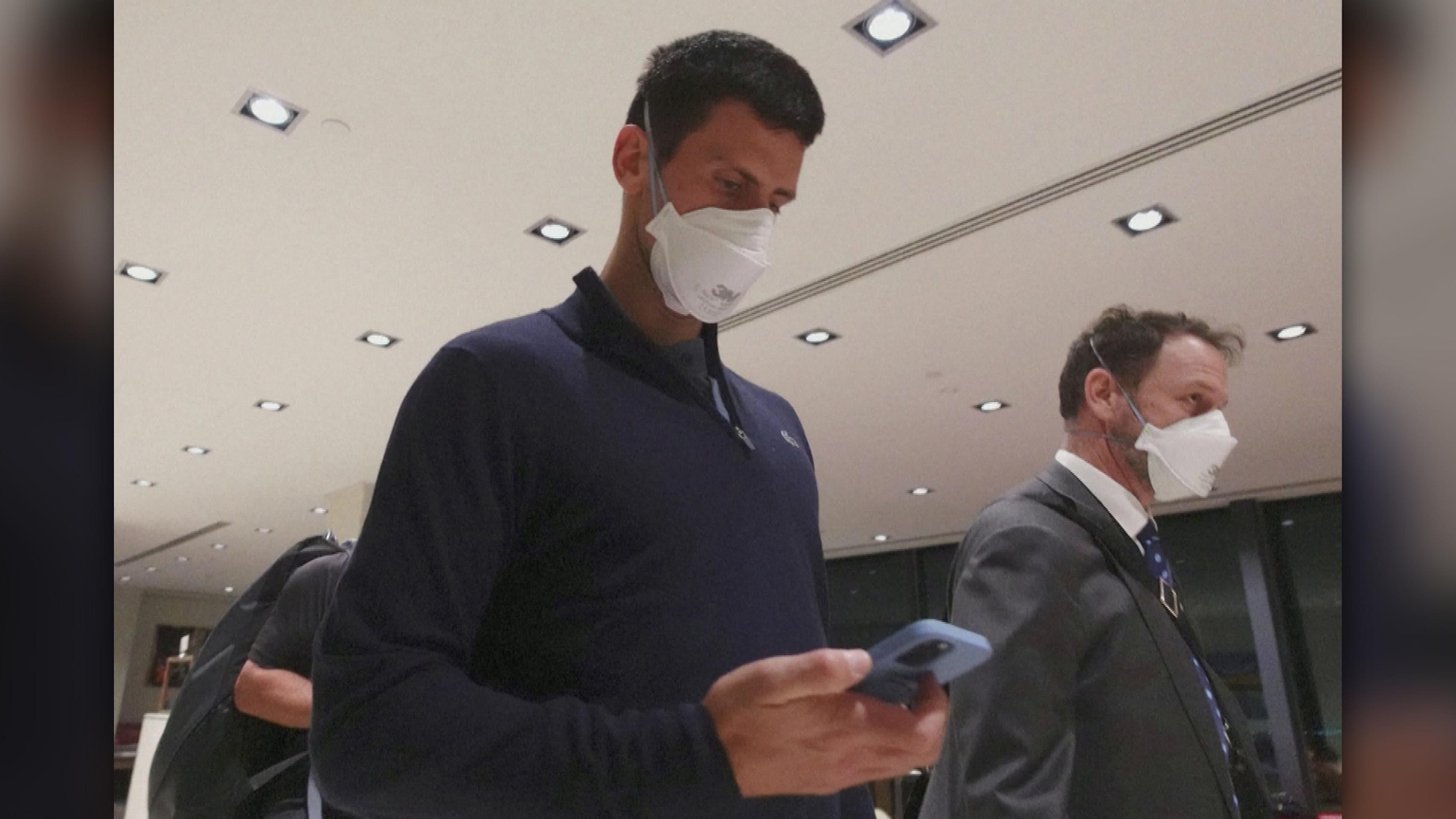 Novak Djokovič na letisku v Melbourne.