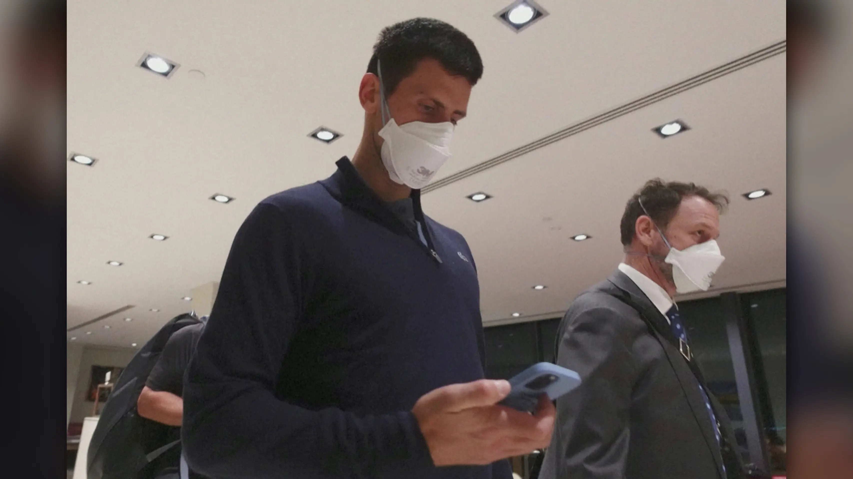 Novak Djokovič na letisku v Melbourne.