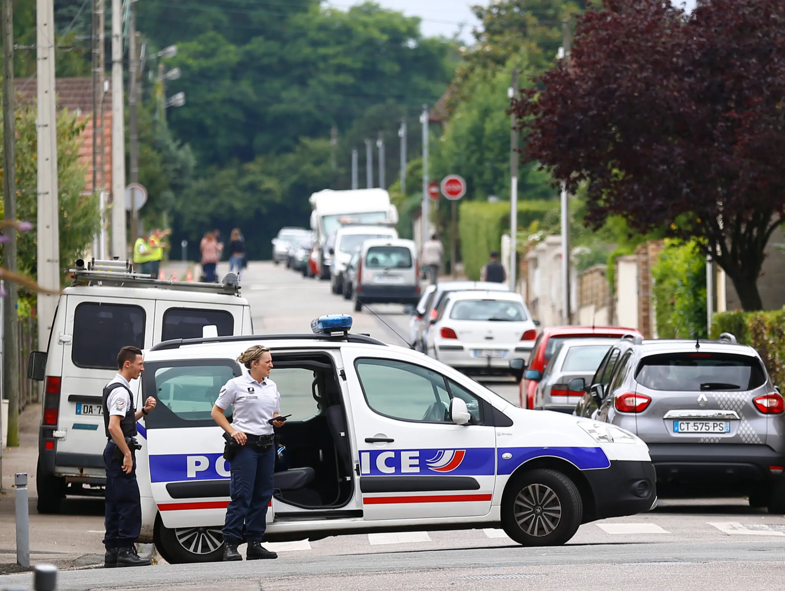 Francúzski policajti hliadkujú pred kostolom.