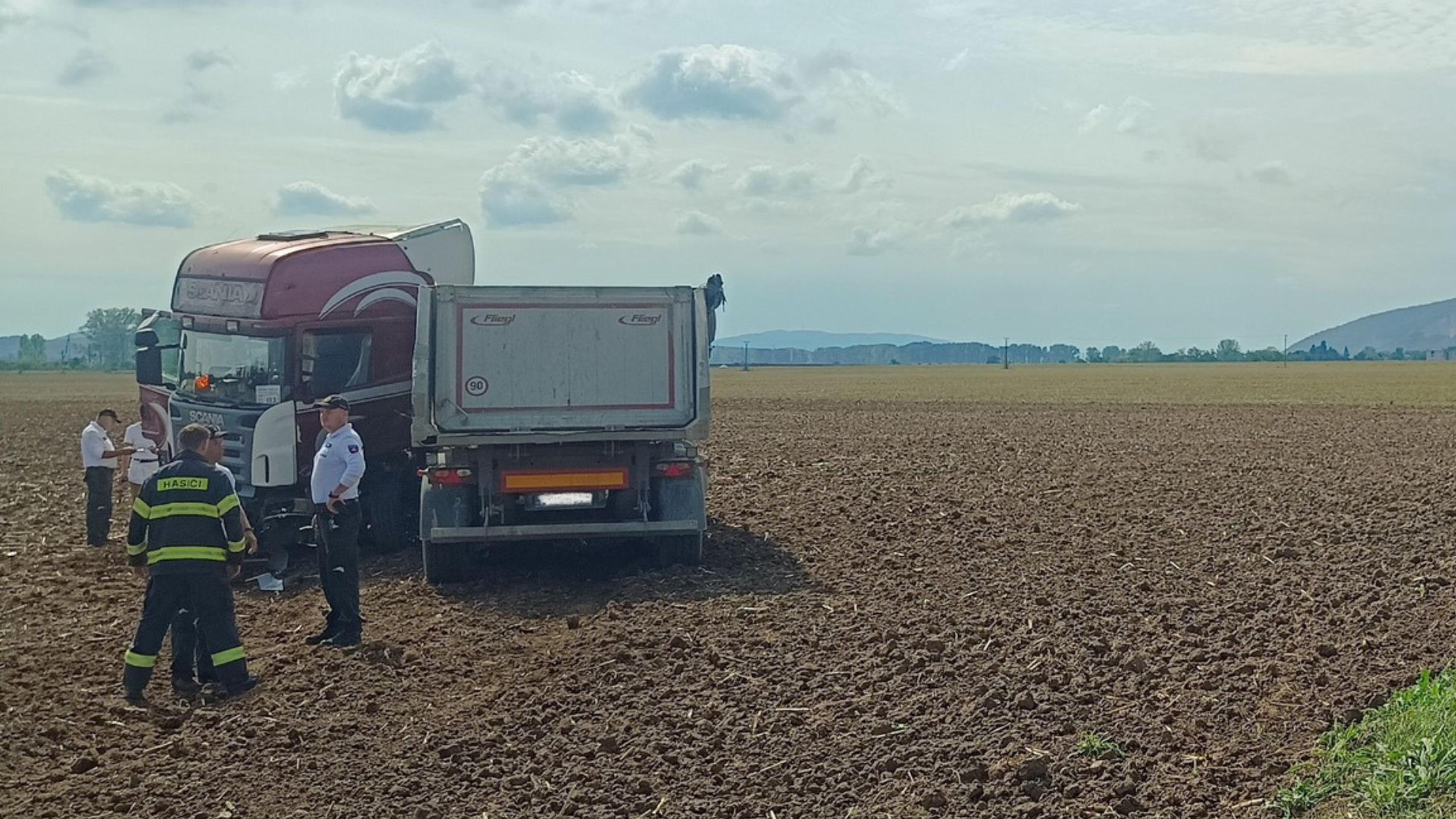 Na úseku pondelkovej tragédie opäť havaroval kamión