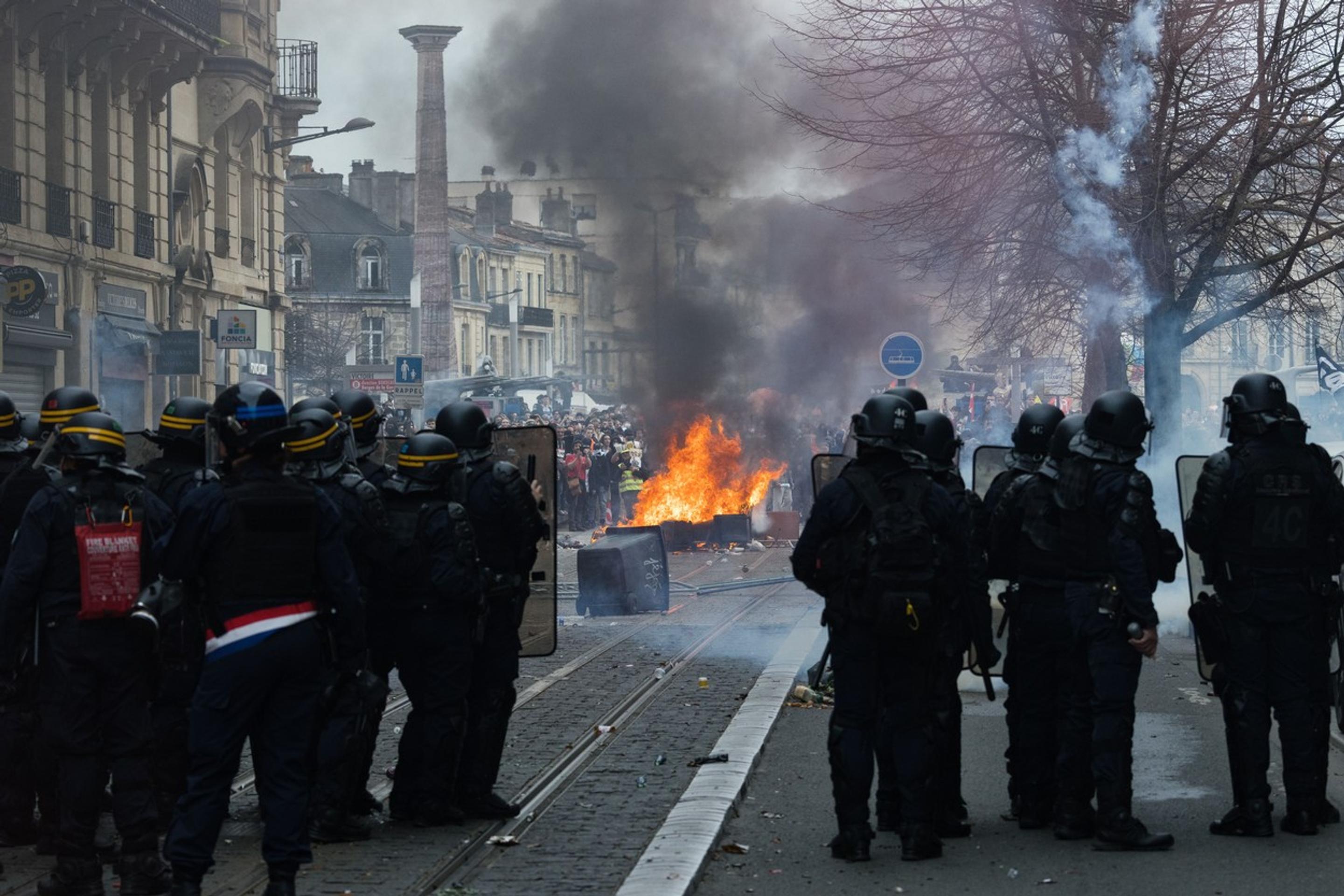 Policajti požívajú slzotvorný plyn proti protestujúcemu davu v Bordeaux.