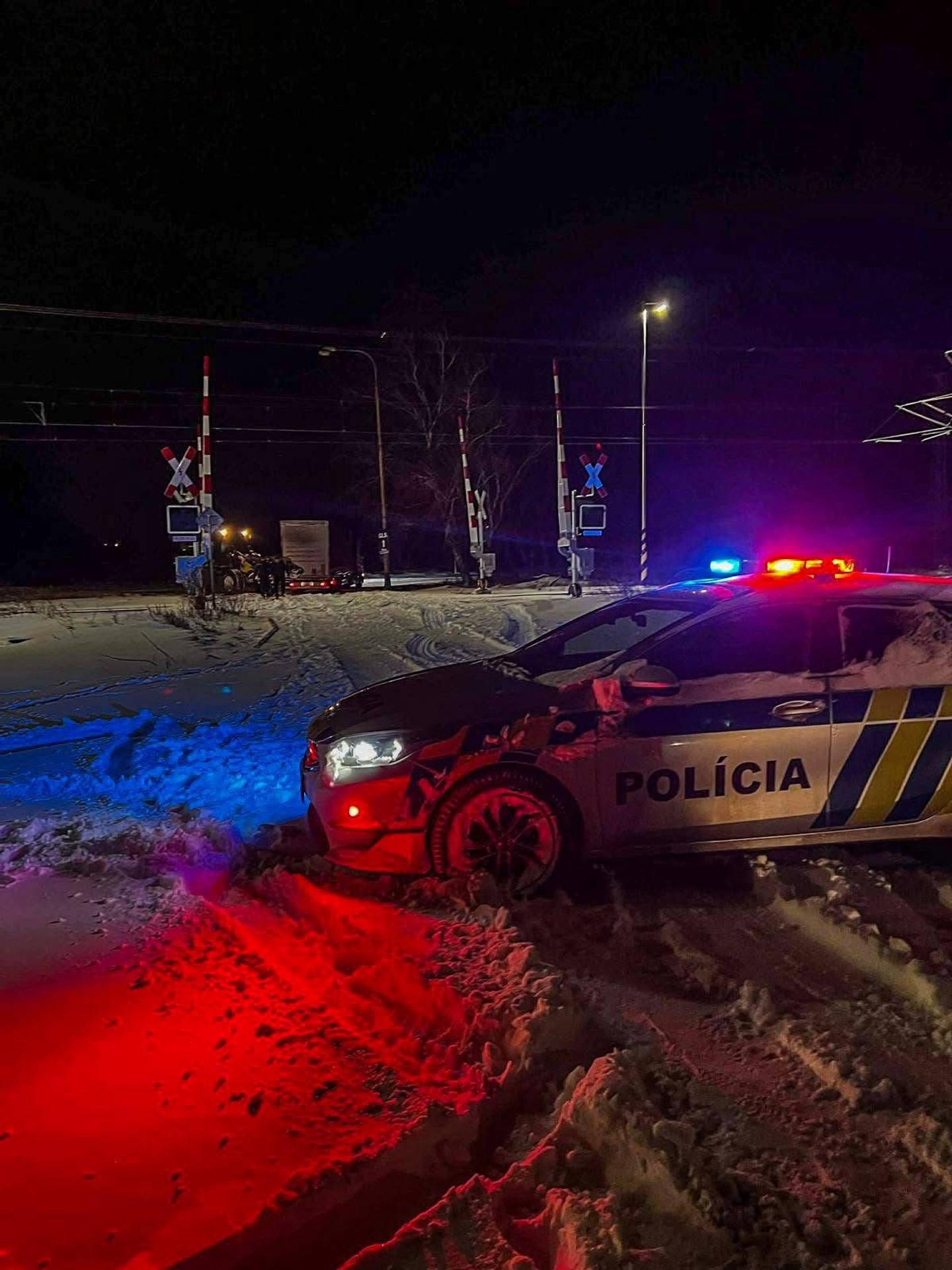 Kamión uviazol na priecestí