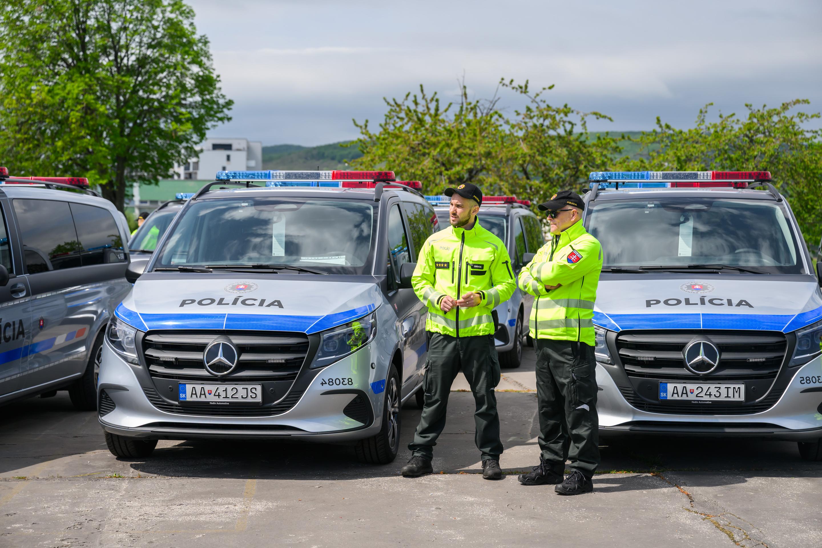 Policajti pred novými autami