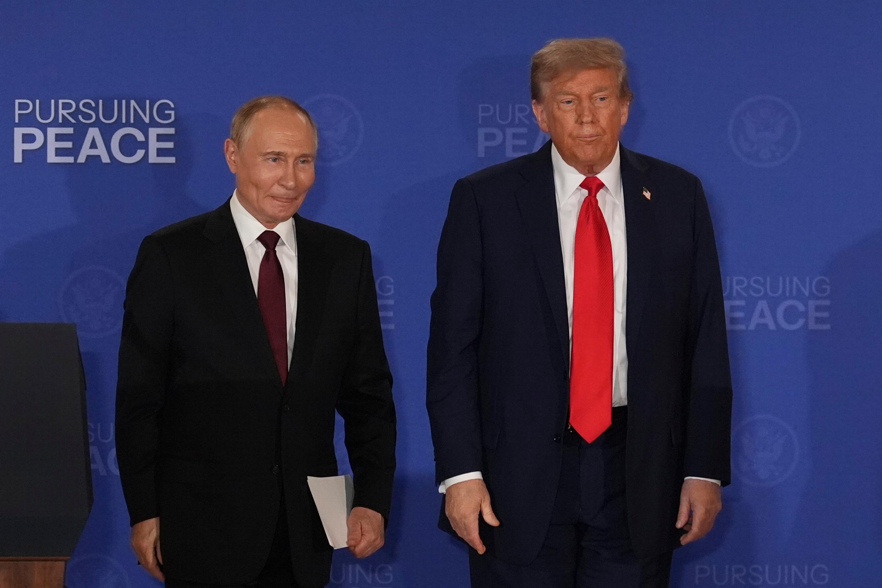 Sprava Donald Trump a Vladimir Putin počas konferencie po rokovaniach.