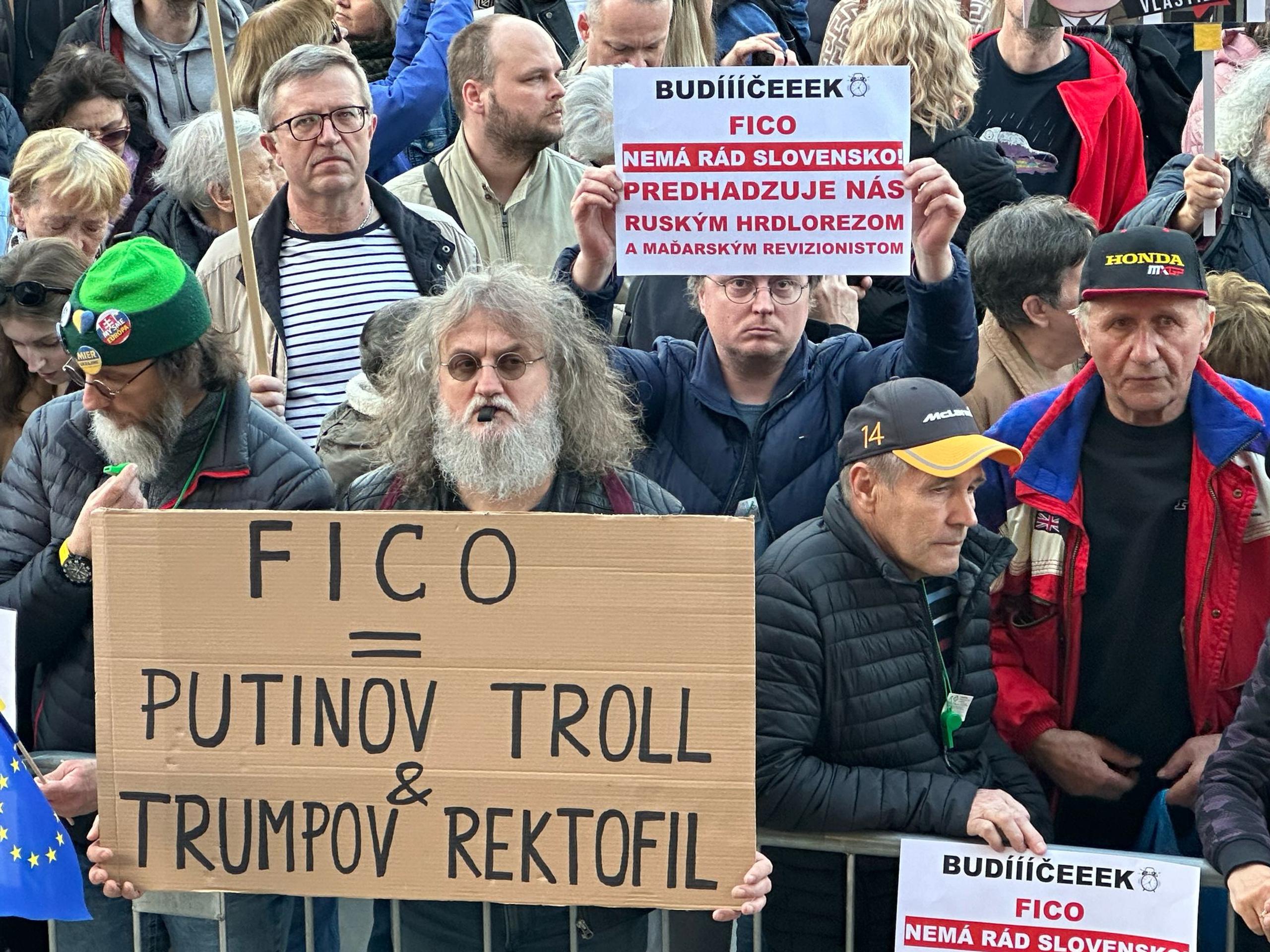 Protestujúci s protivládnymi transparentami