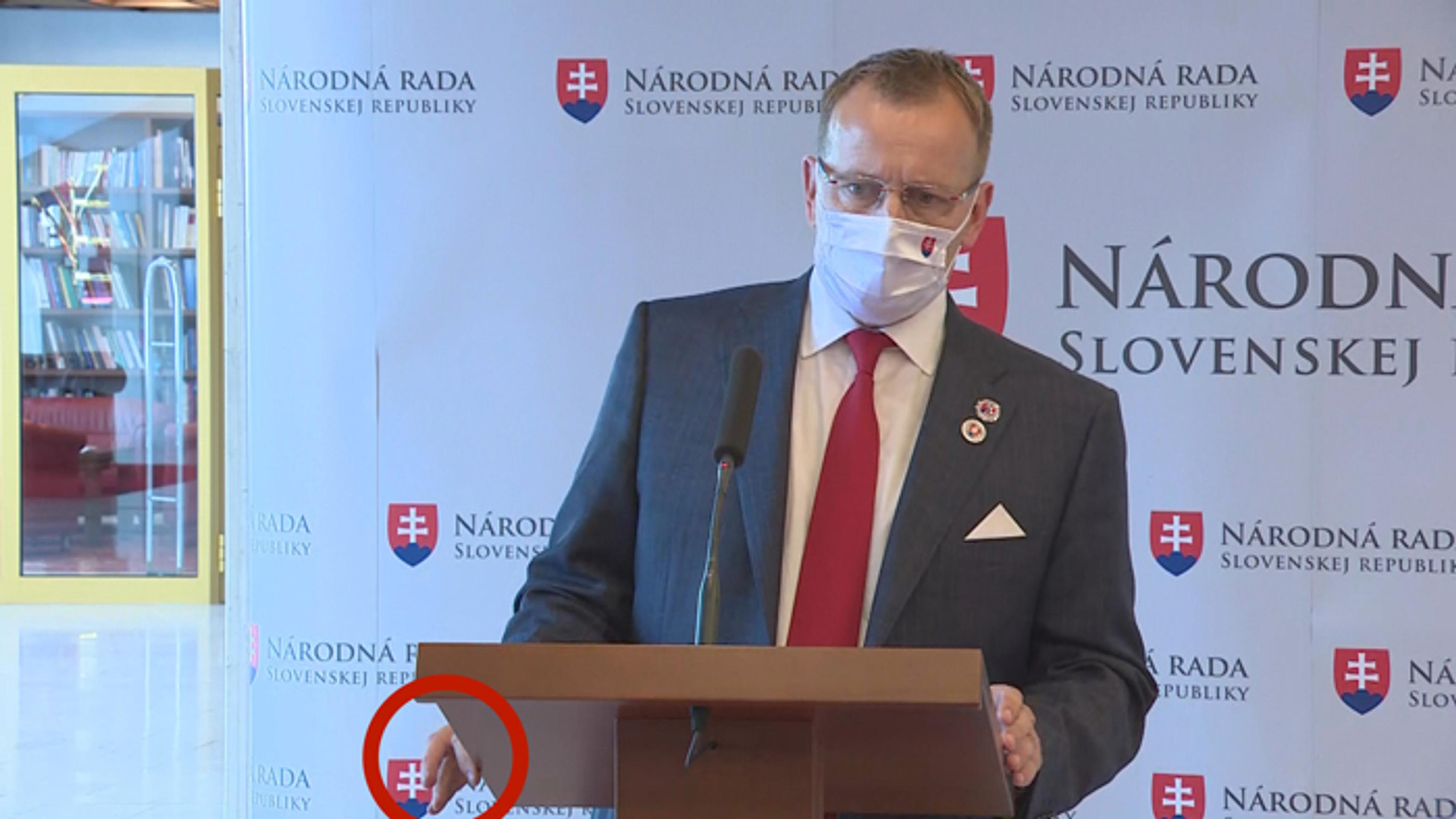 Gesto Borisa Kollára pri počúvaní otázky od novinárov týkajúcej sa jeho diplomovky.