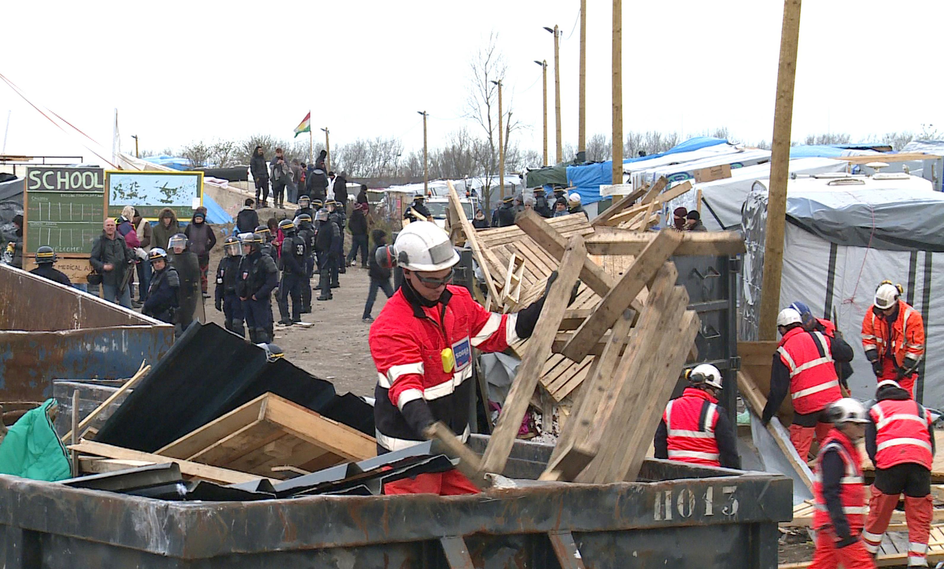 Búranie táboru v Calais. 