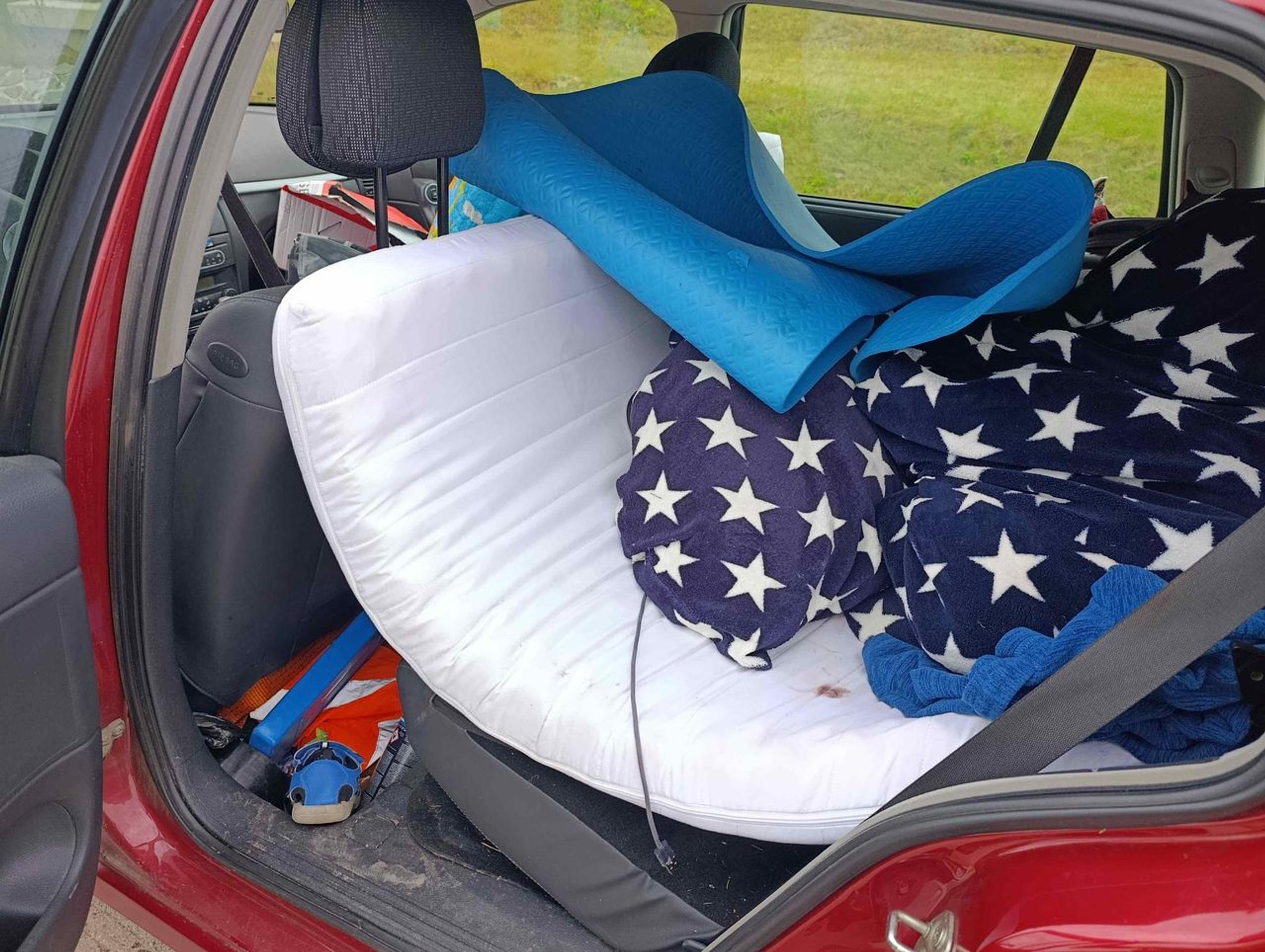 Opitý muž si po nehode ustlal v kufri a spal. V aute našli policajti niekoľko fliaš alkoholu. Vedľa muža sa hral jeho malý syn.