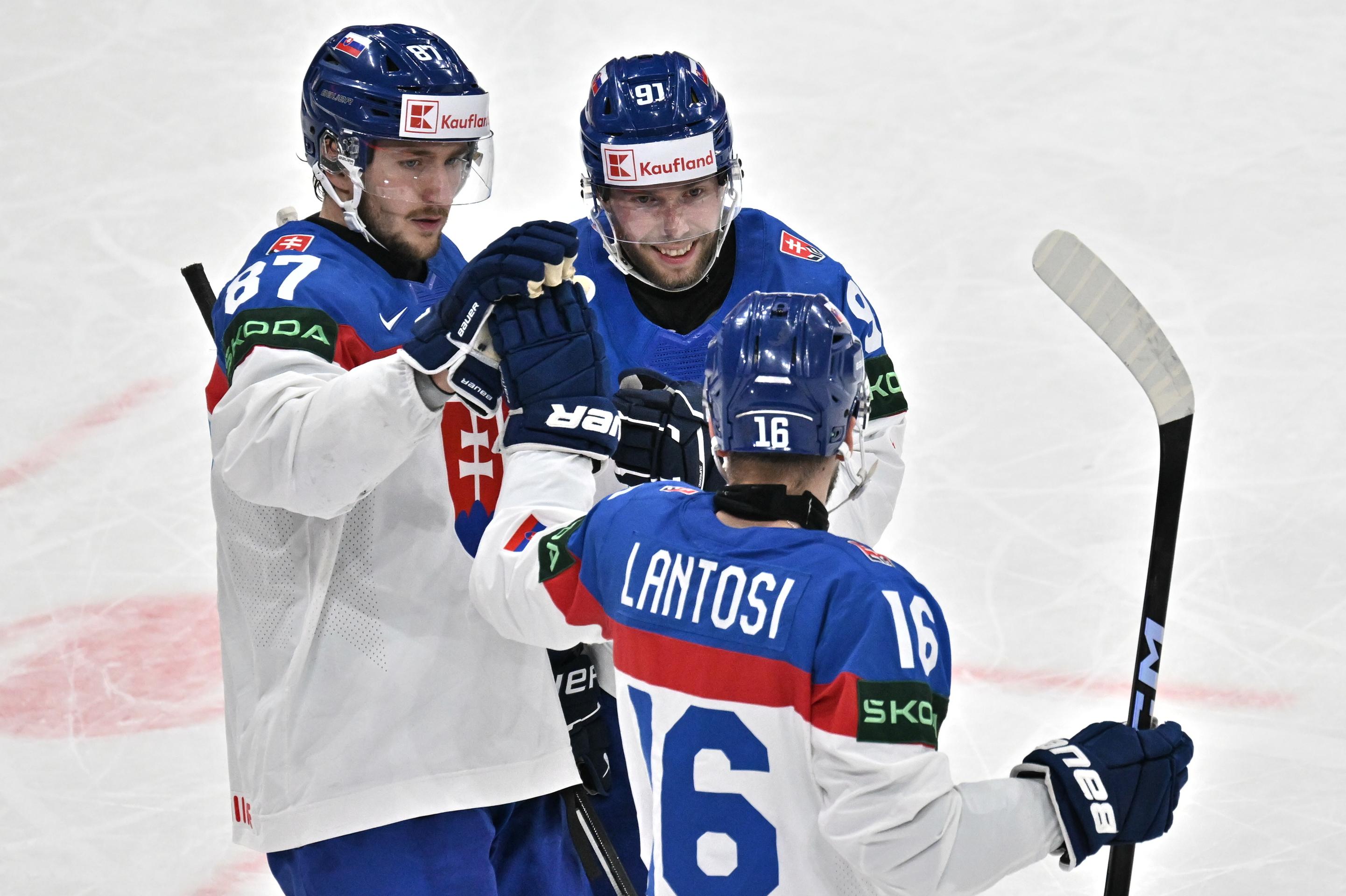 Na snímke slovenskí hokejisti zľava Pavol Regenda, kapitán Matúš Sukeľ sa tešia z gólu.