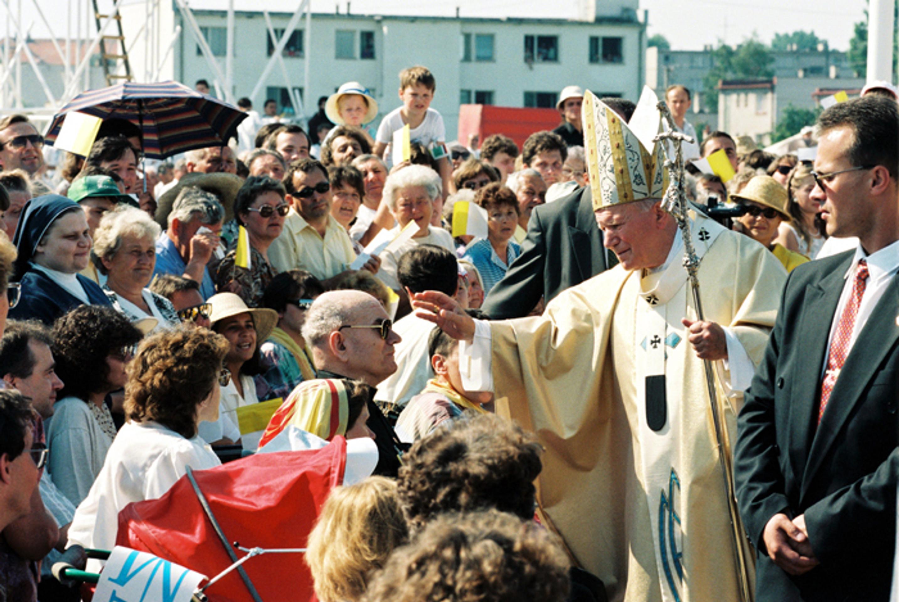 Na snímke z 1. júla 1995 Svätý otec Ján Pavol II. požehnáva pútnikom v Šaštíne.