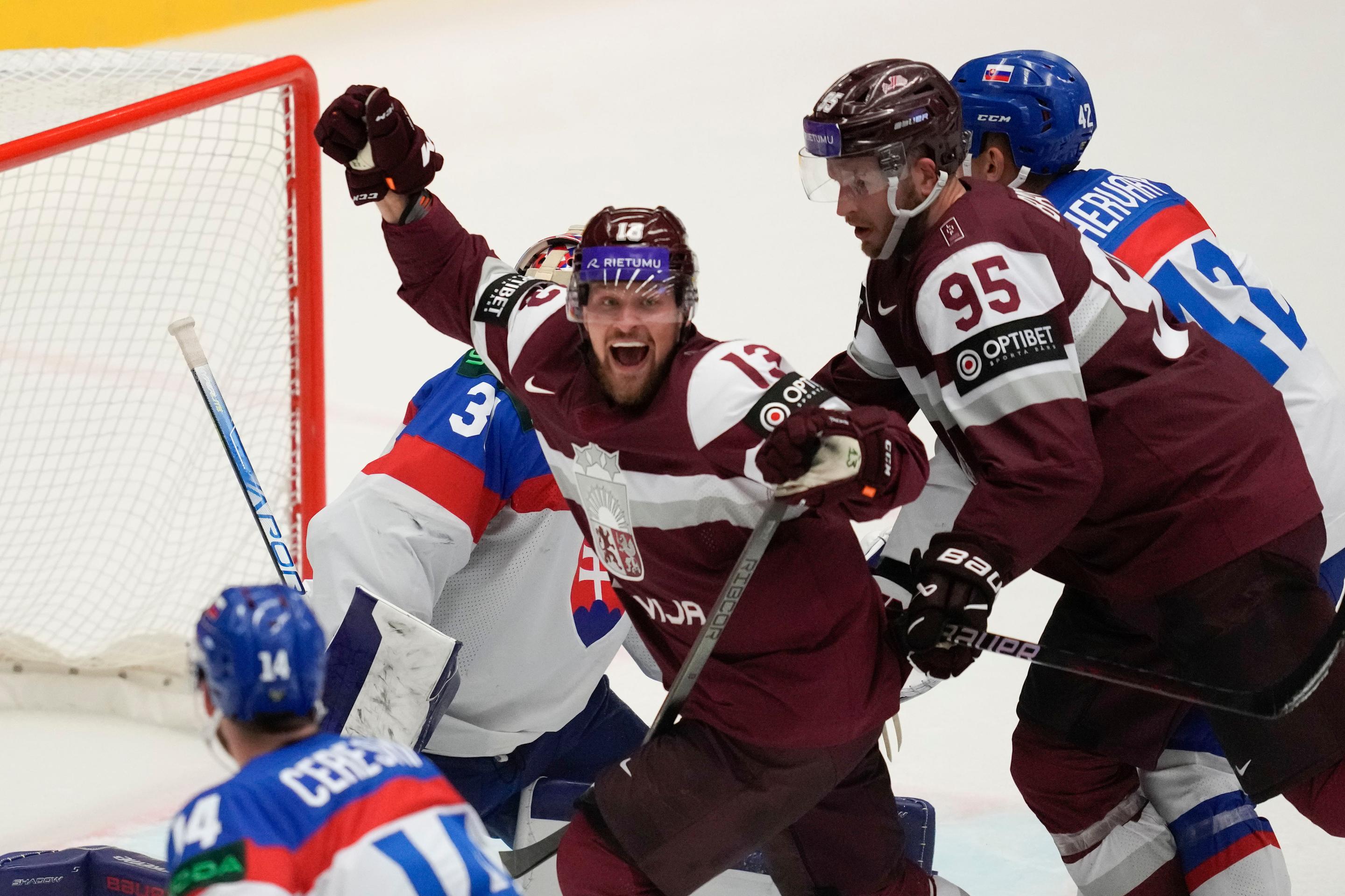 Radosť lotyšských hokejistov po vyrovnávajúcom góle v zápase proti Slovensku
