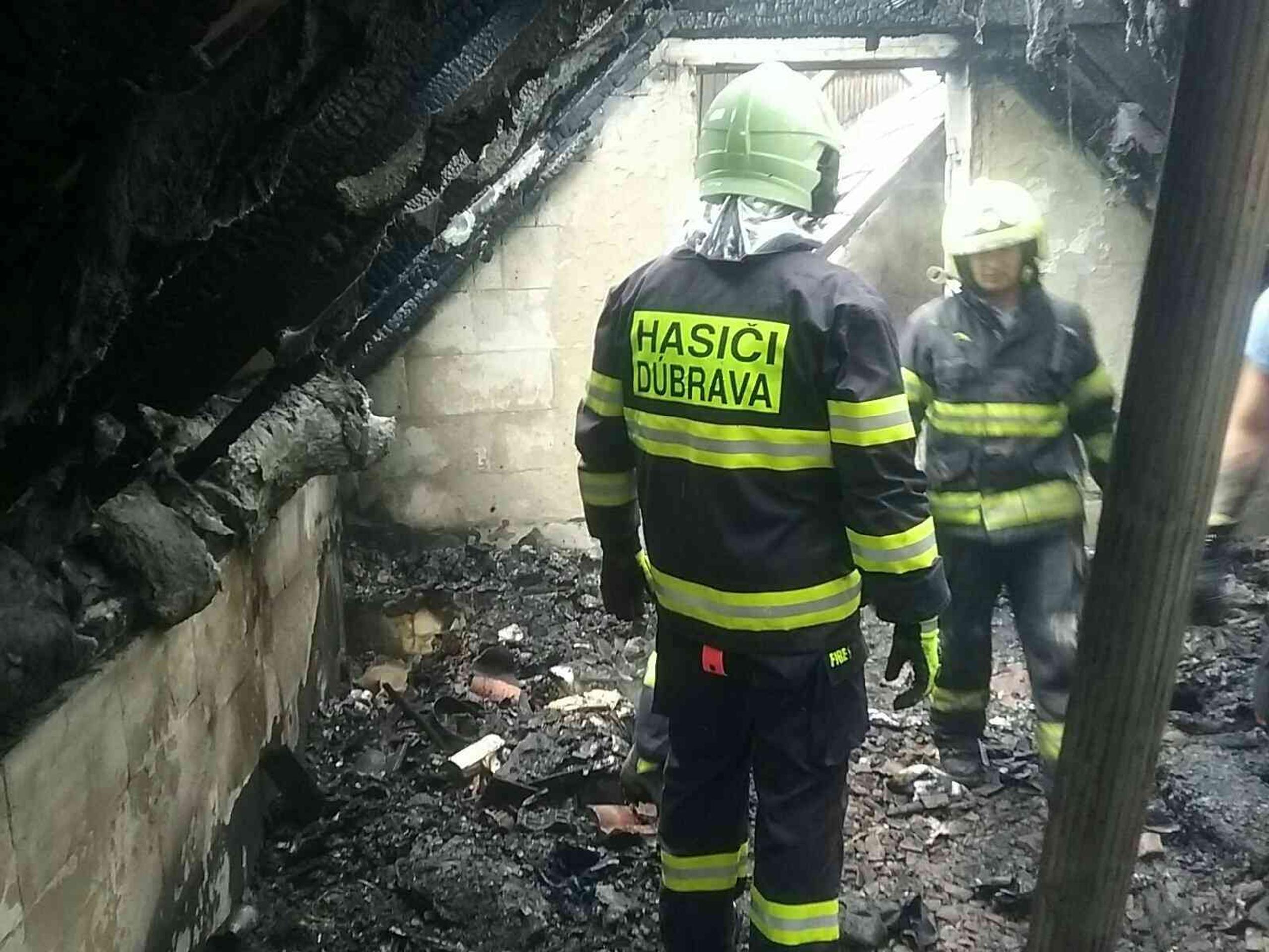 Do domu udrel blesk, zachvátili ho plamene.