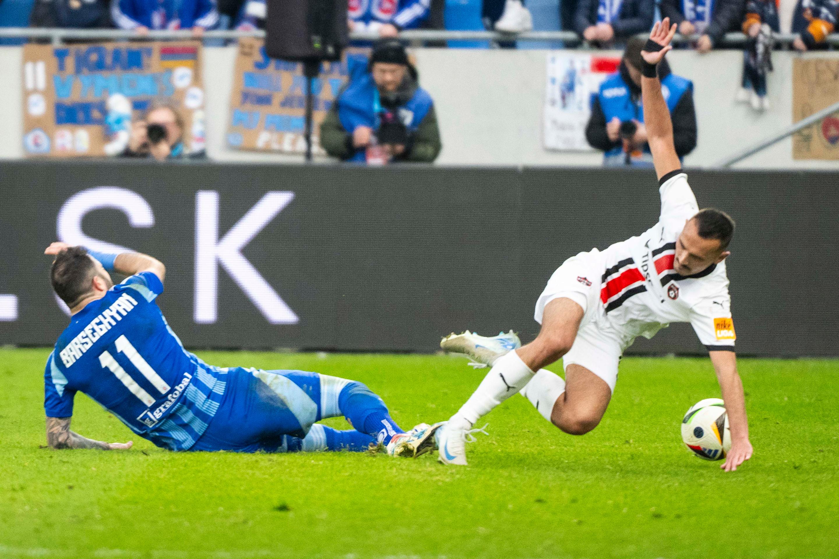 Na snímke zľava Tigran Barseghjan (Slovan) a Martin Šulek (Trnava).
