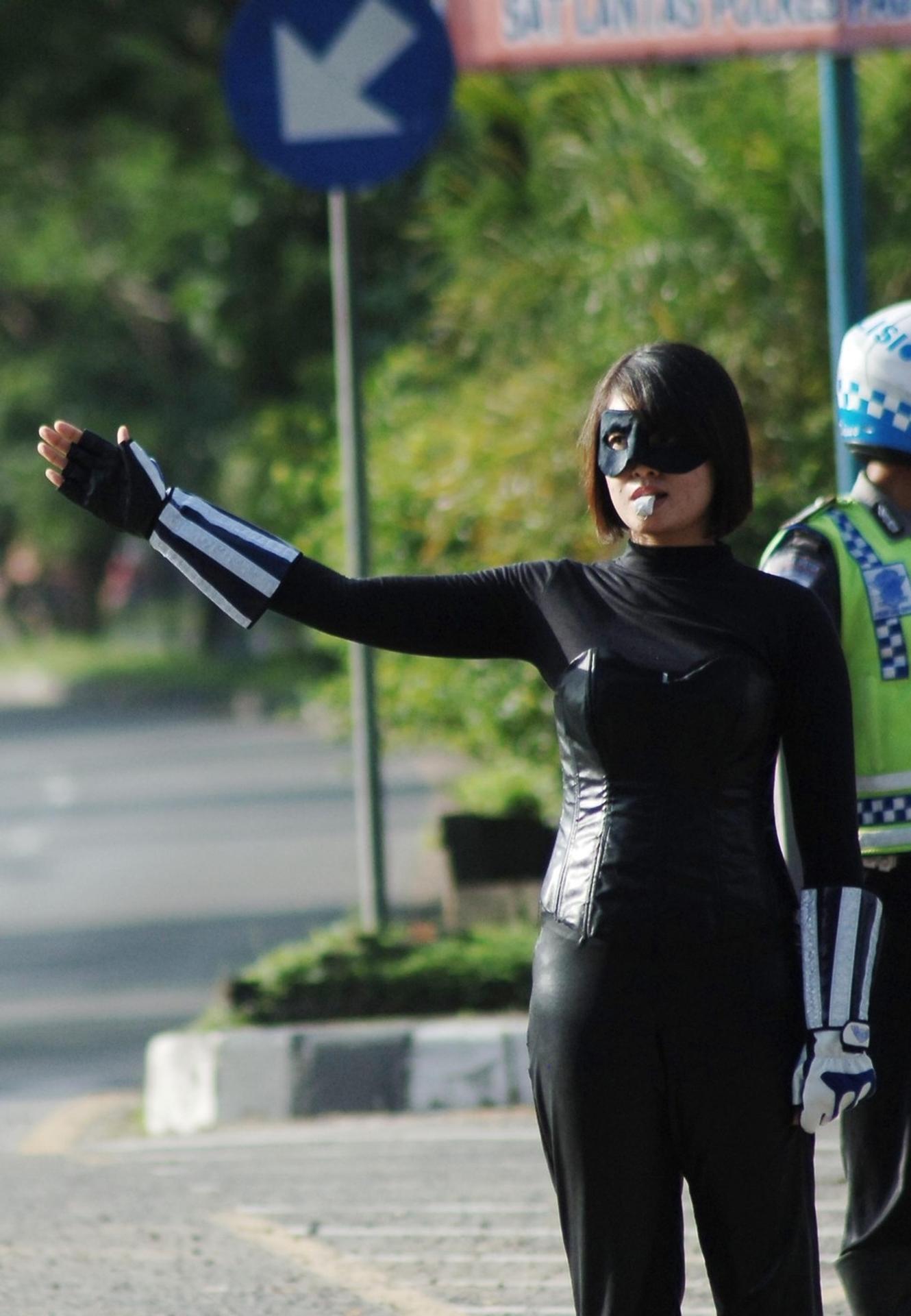 Policajtka Catwoman v Indonézii