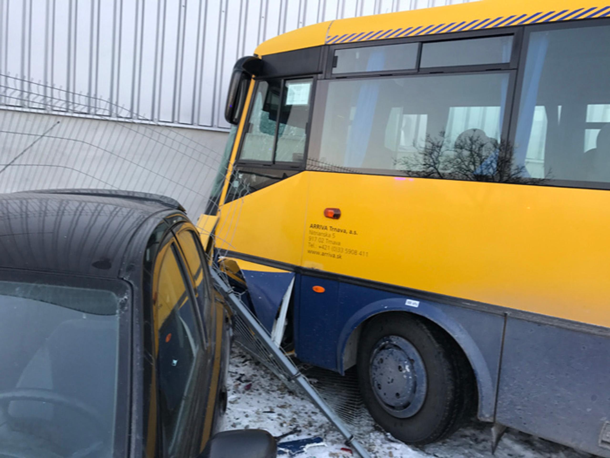 Autobus po čelnej zrážke v osobným autom v Trebaticiach.