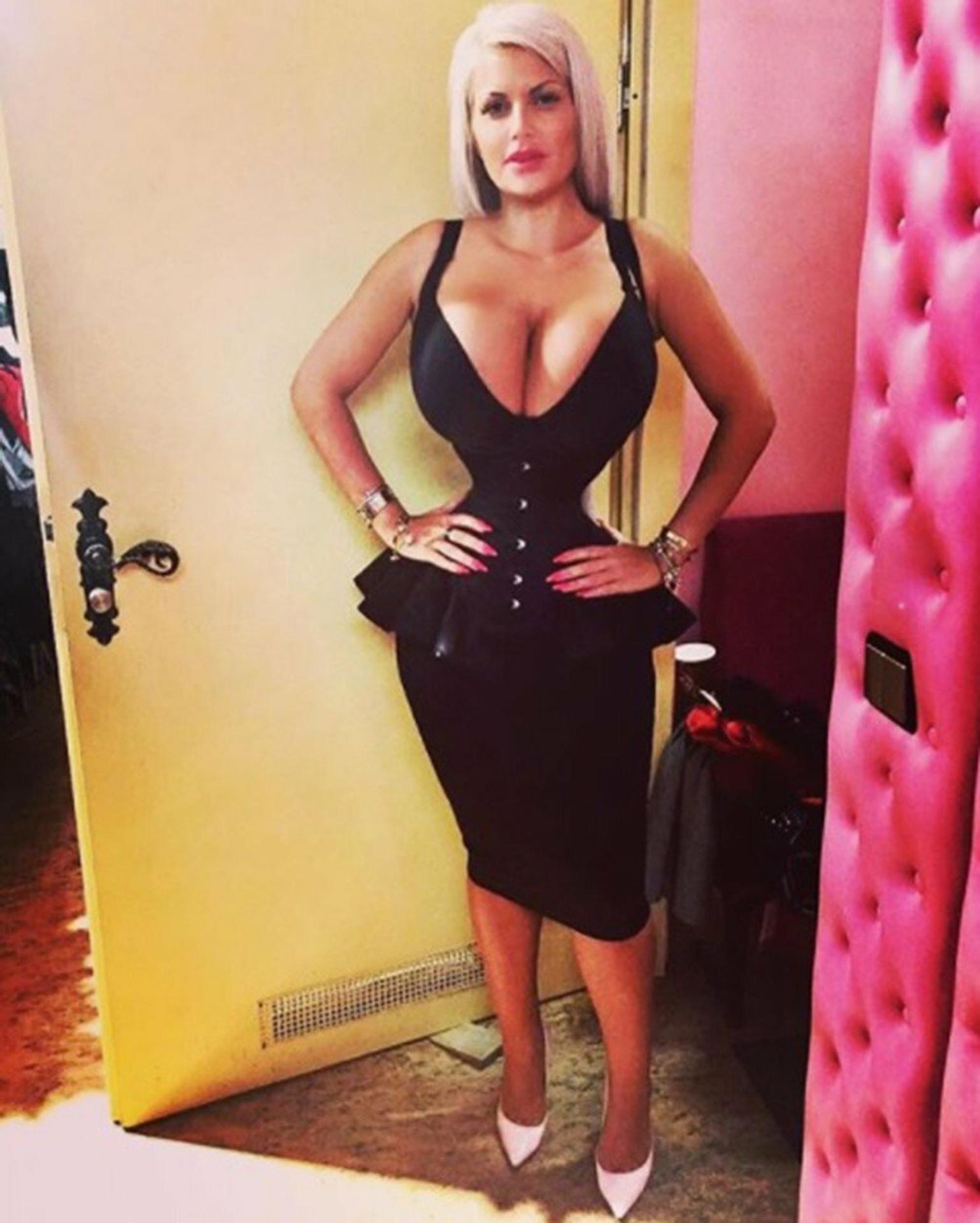 Jan Mursak (Slovinsko) prechádza cez obrancu USSA Chrisa Bourquea.