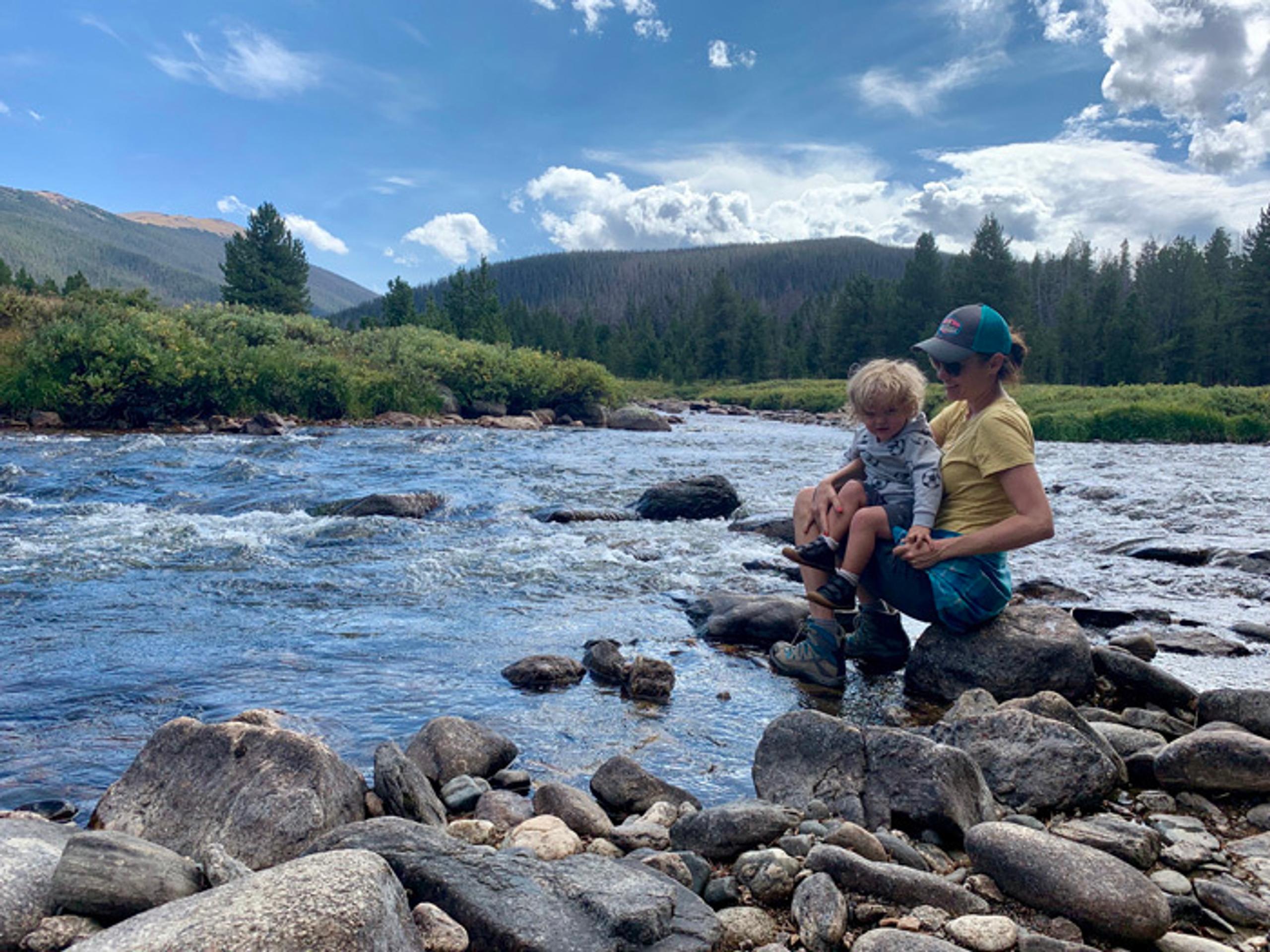 Lekárka Sandra Plybon s manželom Jonom a trojročným synom Henrym.